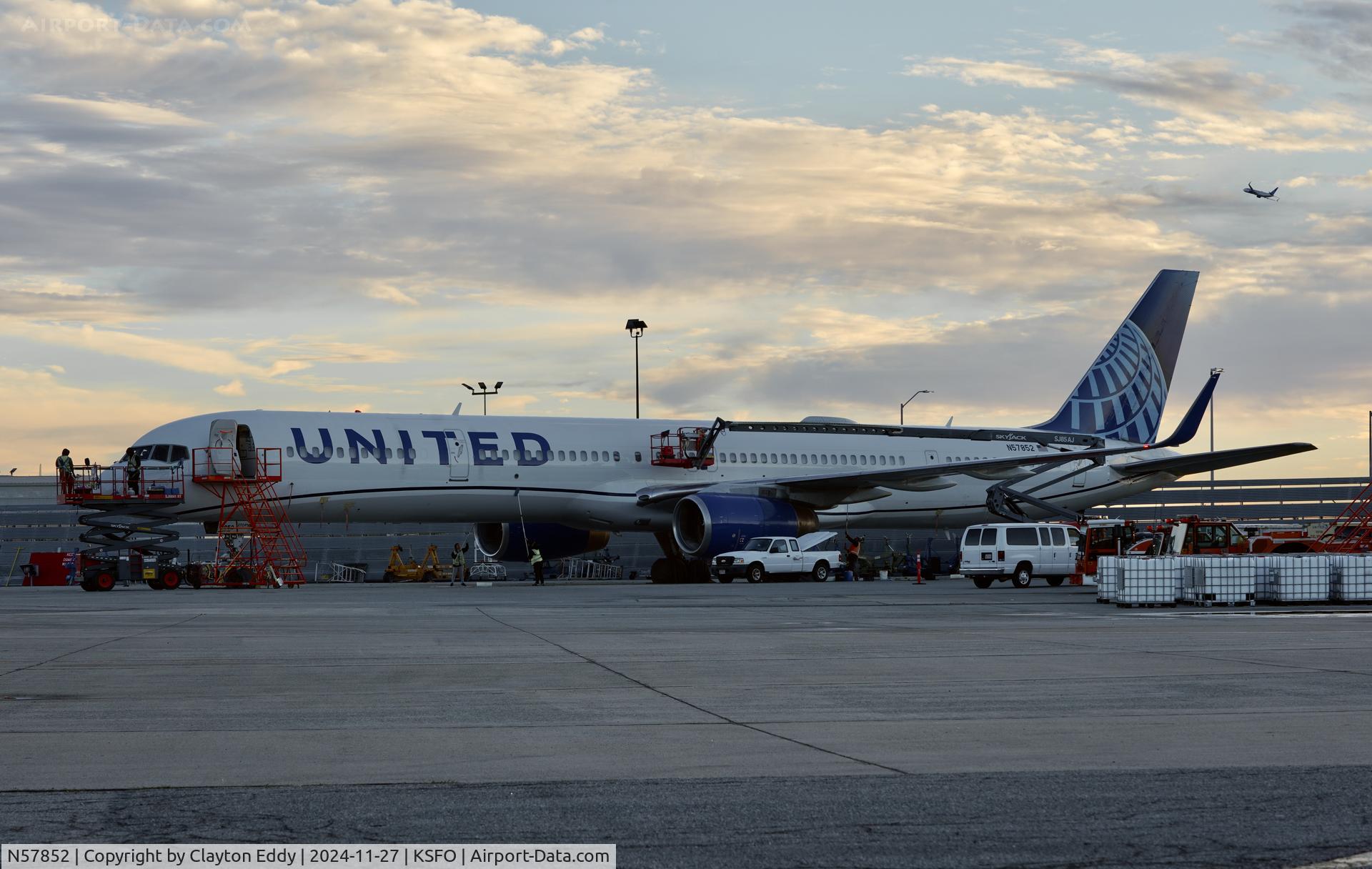 N57852, 2001 Boeing 757-324 C/N 32811, Wash time. SFO 2024.