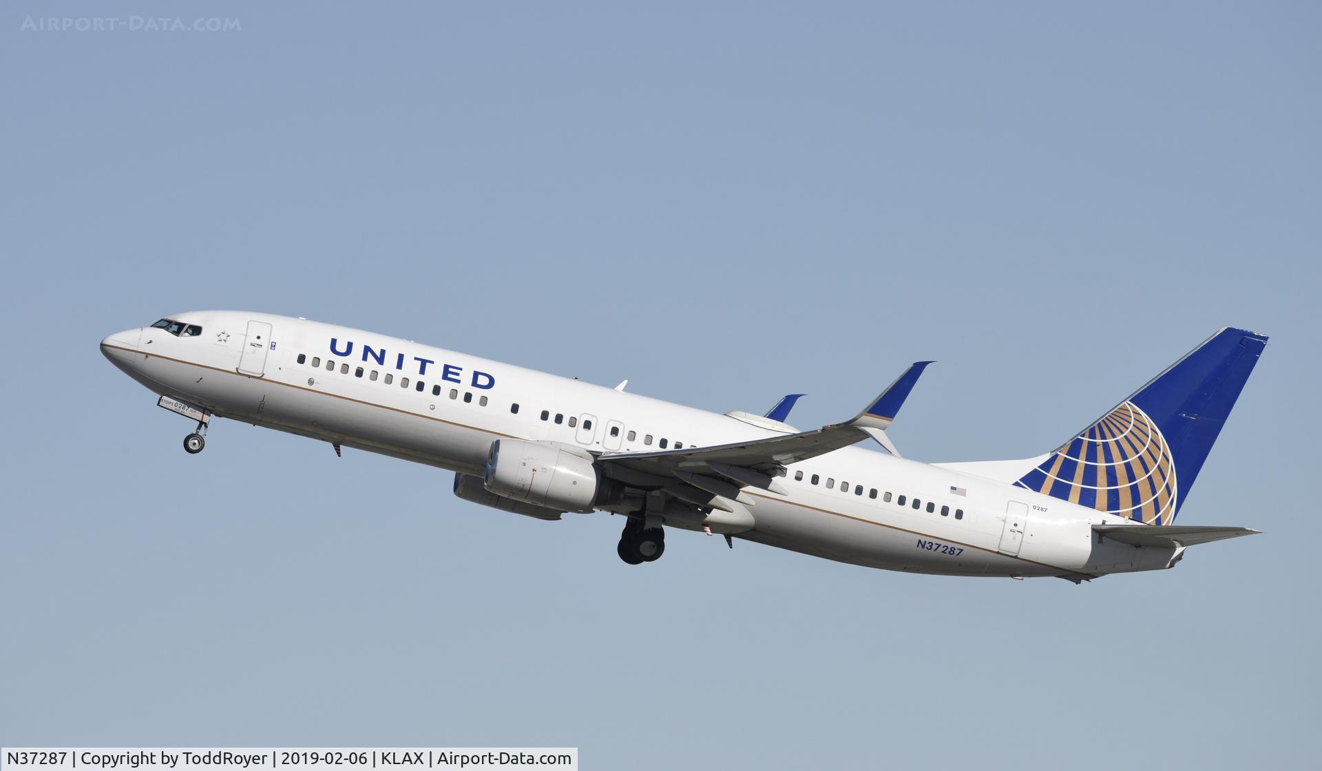 N37287, 2004 Boeing 737-824 C/N 31636, Departing LAX on 25R