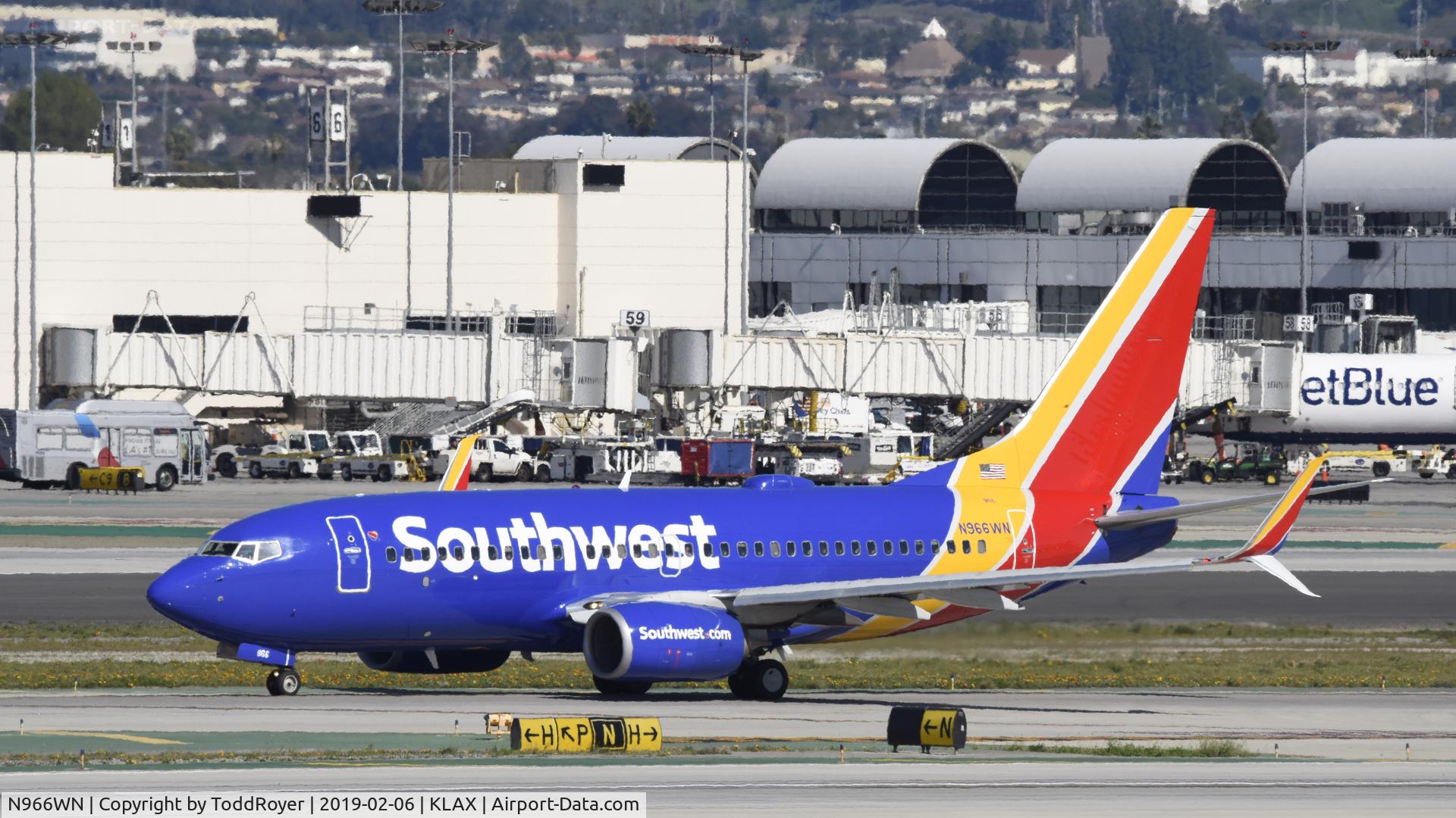 N966WN, 2011 Boeing 737-7H4 C/N 36966, Arriving at LAX on 25L