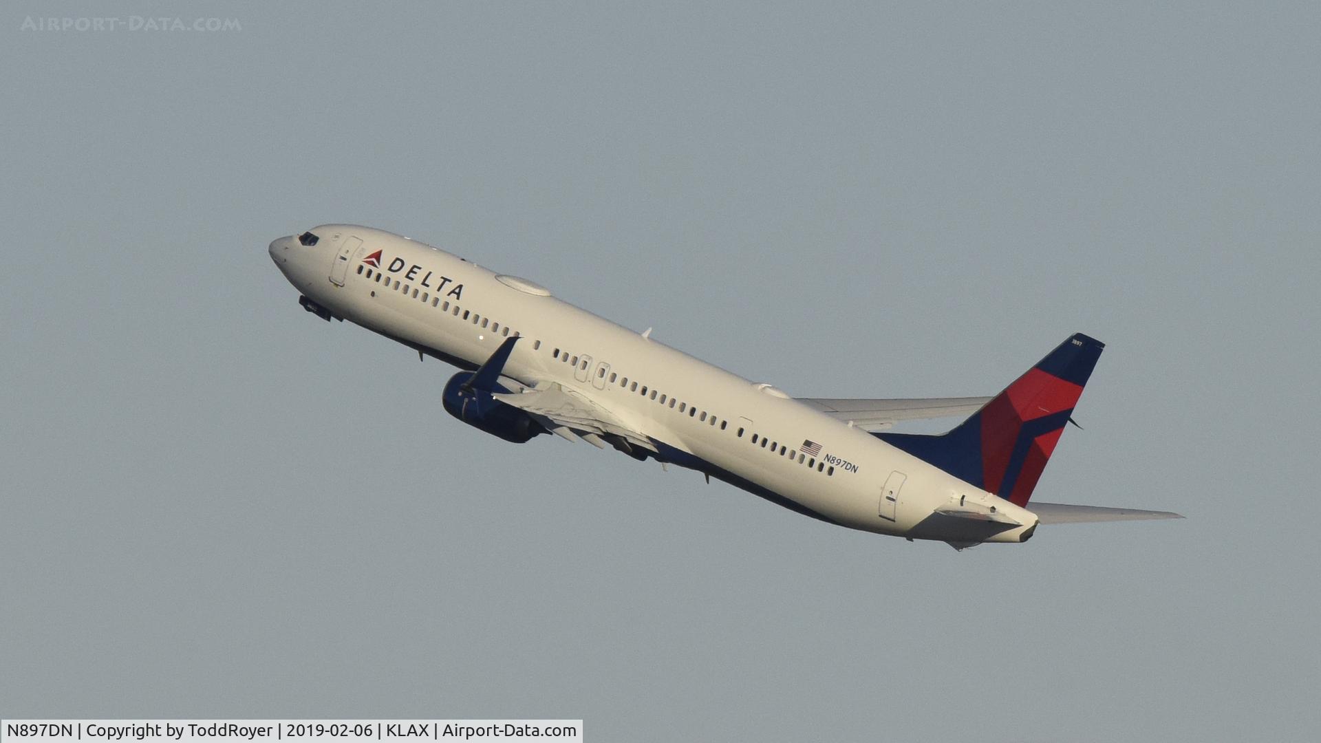 N897DN, 2018 Boeing 737-932ER C/N 32004, Departing LAX on 24L