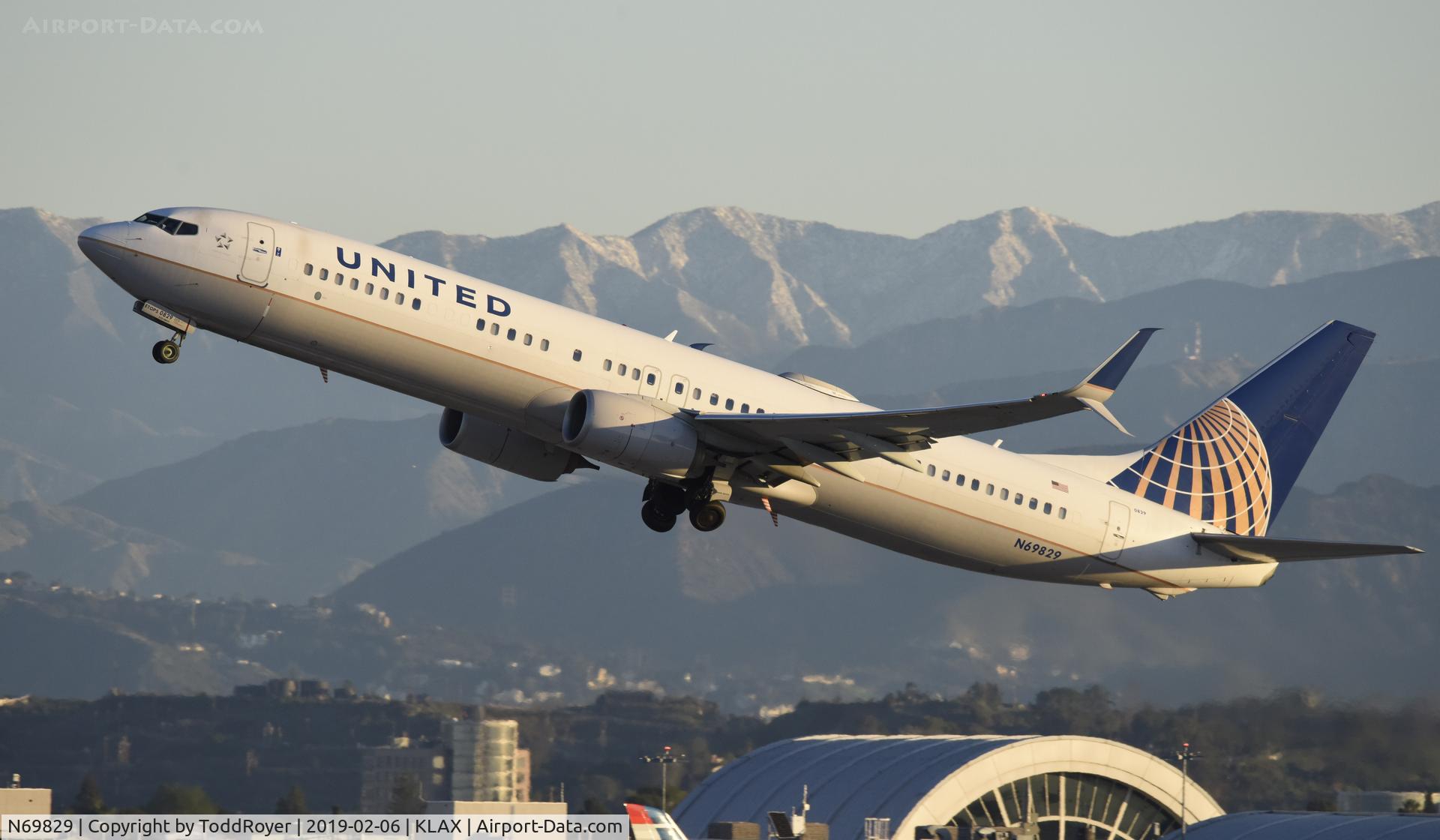 N69829, 2014 Boeing 737-924/ER C/N 44561, Departing LAX on 25R
