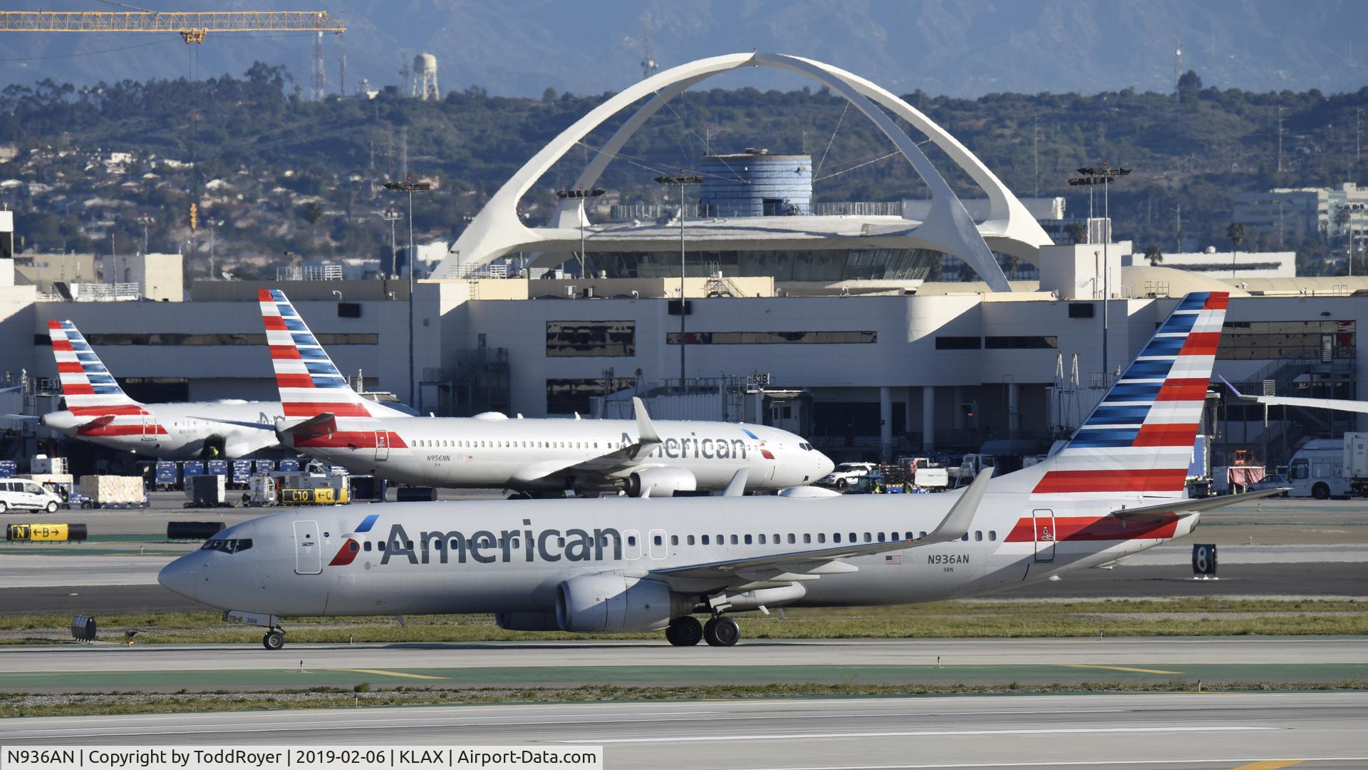 N936AN, 2000 Boeing 737-823 C/N 29532, Arriving at LAX on 25L
