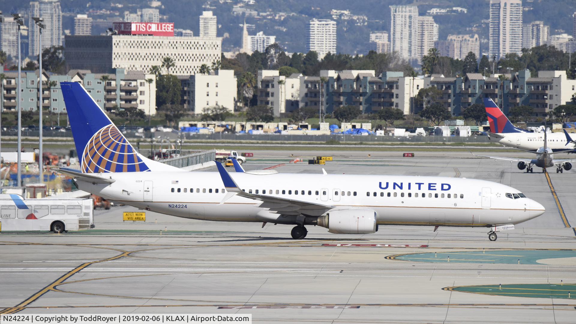 N24224, 1998 Boeing 737-824 C/N 28933, Taxiing to gate at LAX