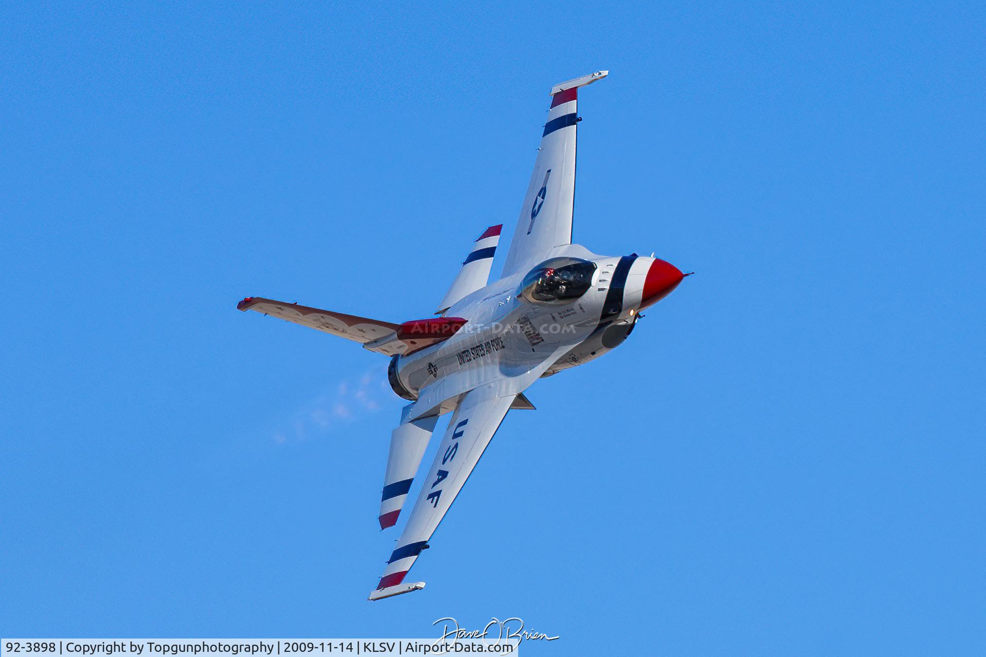 92-3898, General Dynamics F-16CJ Fighting Falcon C/N CC-140, TB5 in the sneak pass from the left