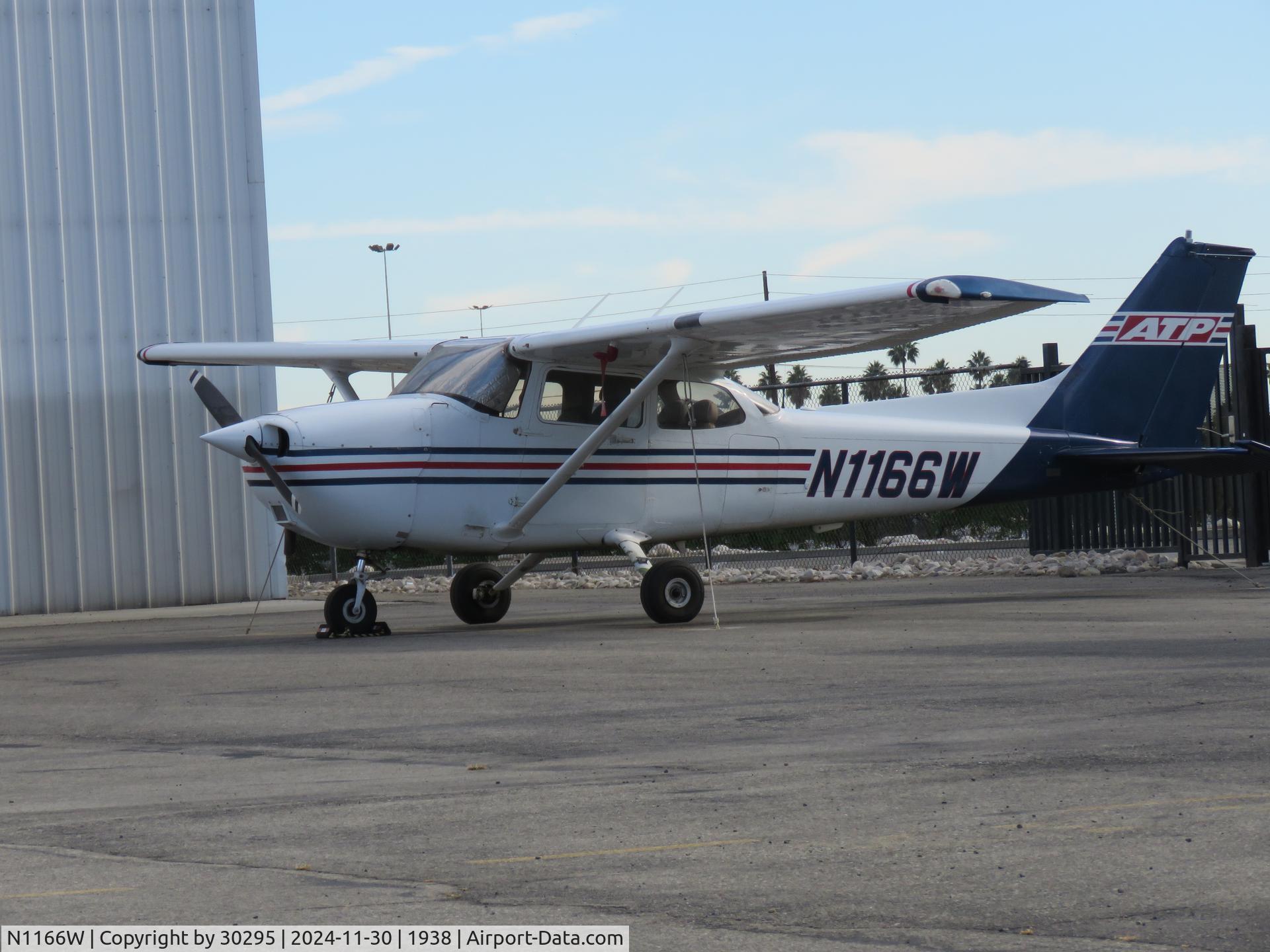 N1166W, 2006 Cessna 172S C/N 172S10363, Parked