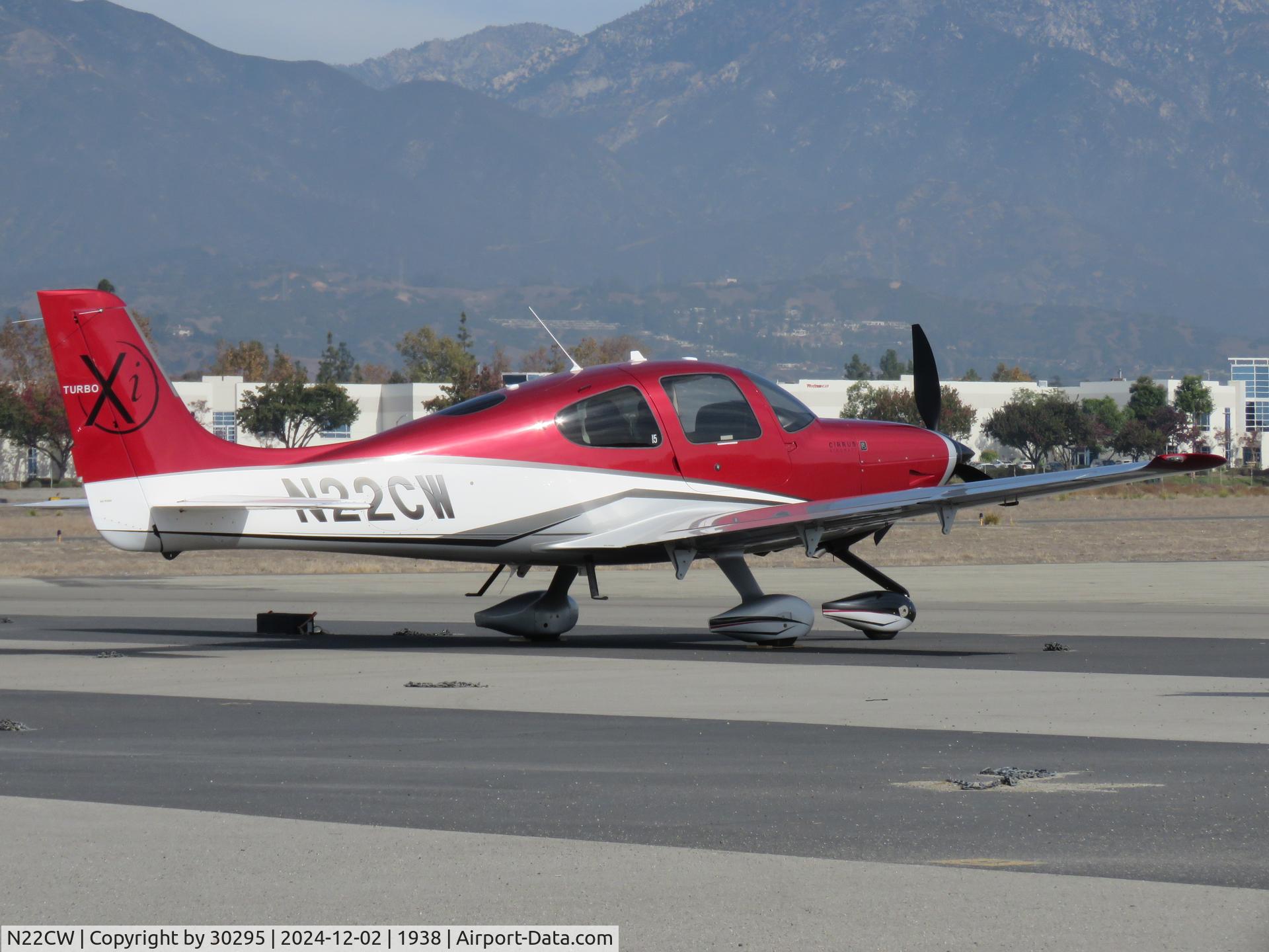 N22CW, 2013 Cirrus SR22-G5 Turbo C/N 0601, Parked