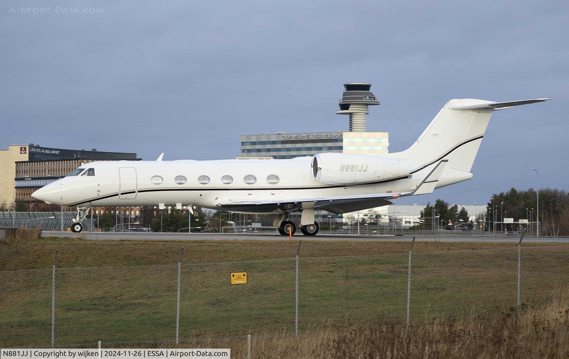 N881JJ, 2013 Gulfstream Aerospace GIV-X (G450) C/N 4298, Twy U