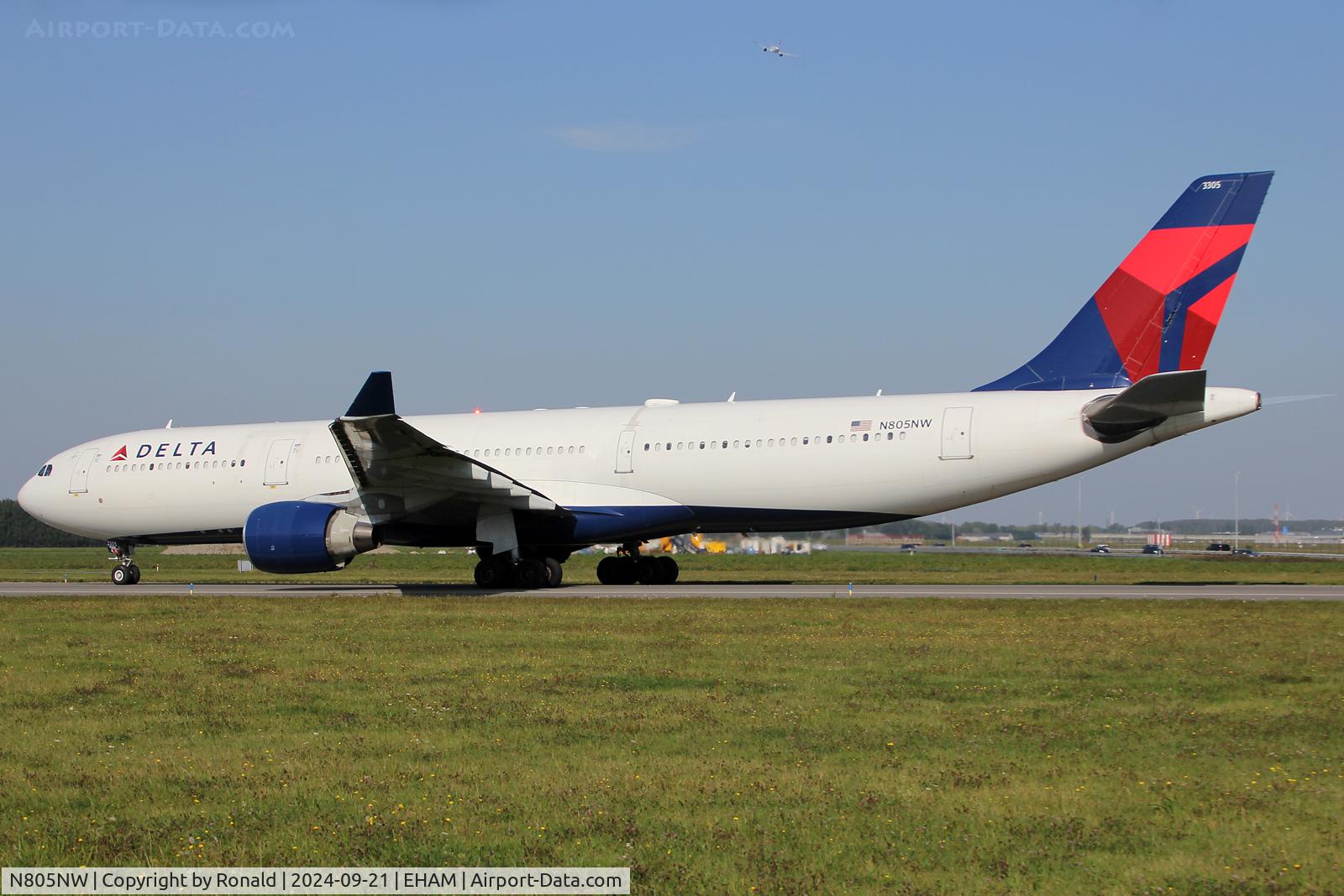 N805NW, 2003 Airbus A330-323 C/N 0552, at eham
