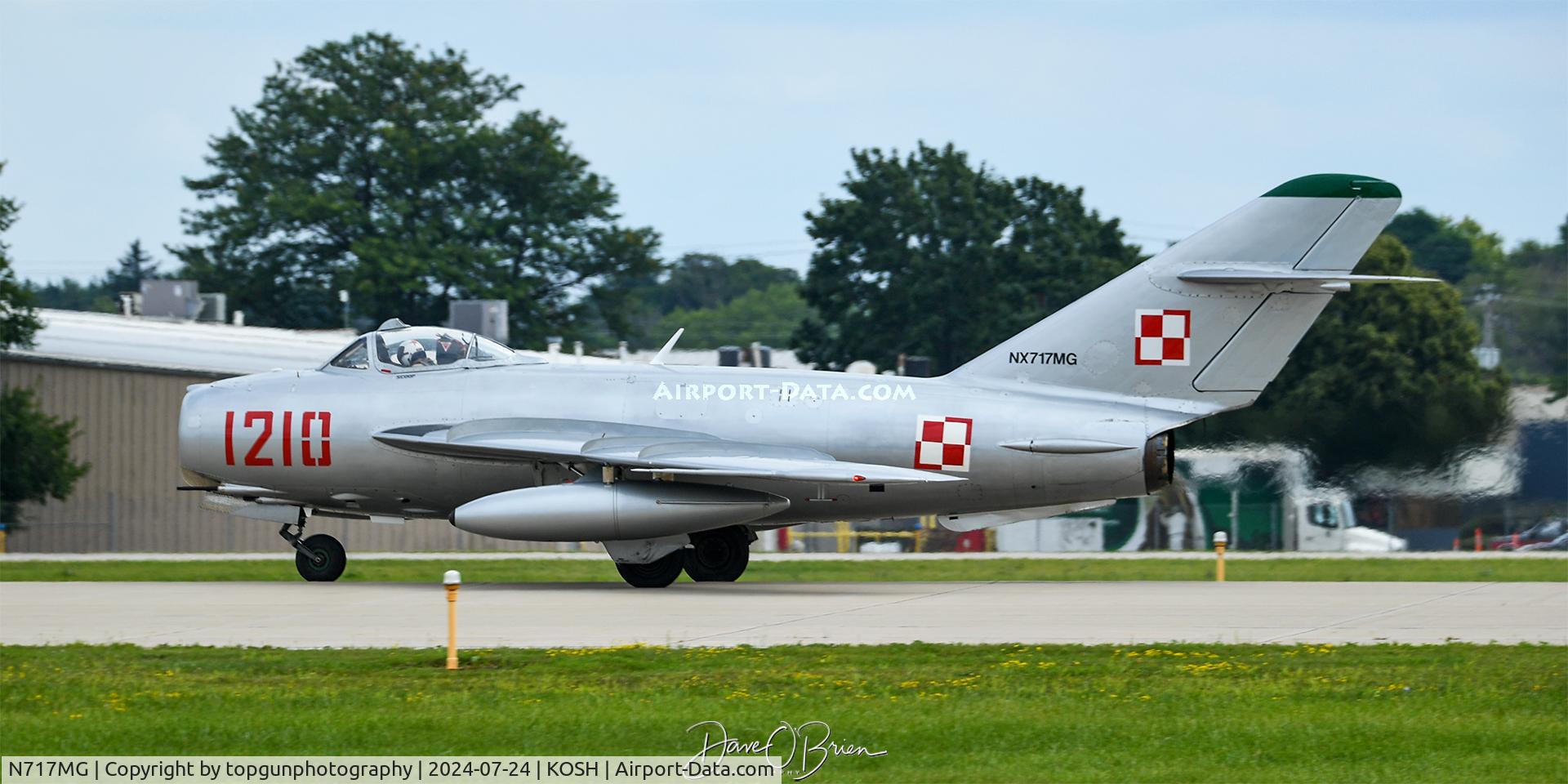 N717MG, 1957 PZL-Mielec Lim-5 (MiG-17F) C/N 1C1210, MIG-17 departing