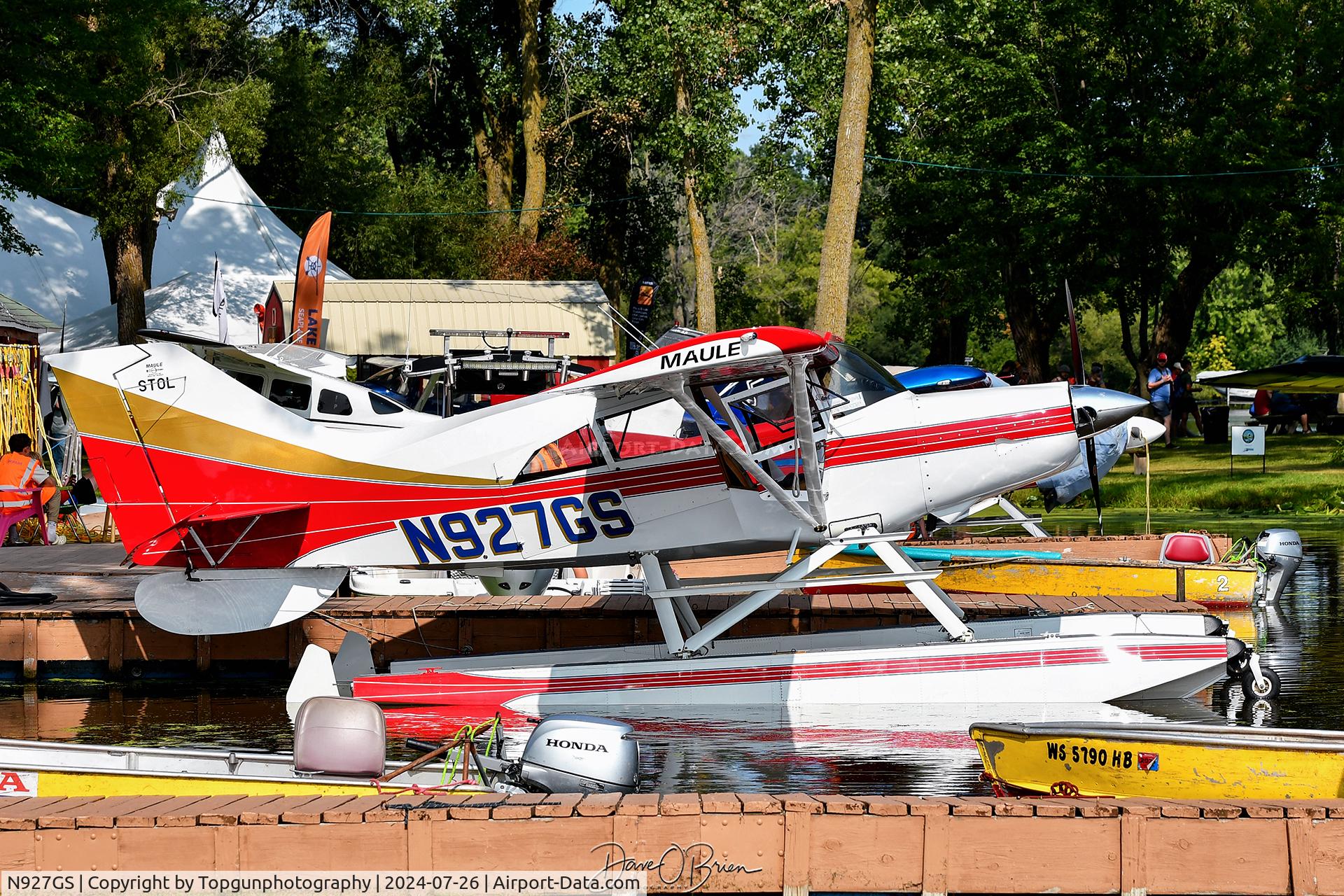 N927GS, 2000 Maule M-7-260C Orion C/N 30019C, Family unloading their supplies after taxiing in and being towed to the dock