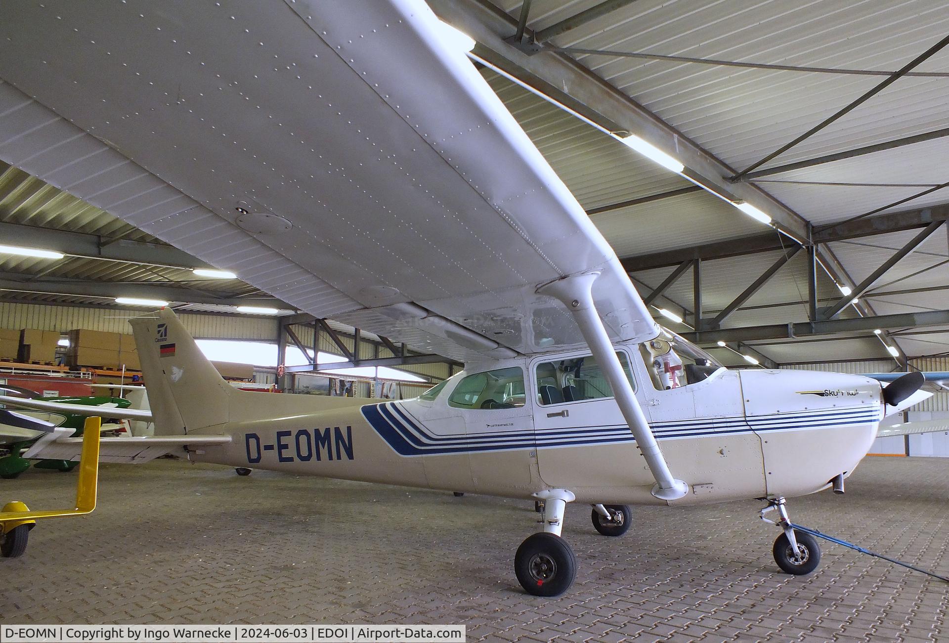 D-EOMN, Cessna 172P C/N 17276594, Cessna 172P at Bienenfarm airfield (home of part of the collection of Quax, association for the promotion of historic aircraft e.V.), Paulinenaue