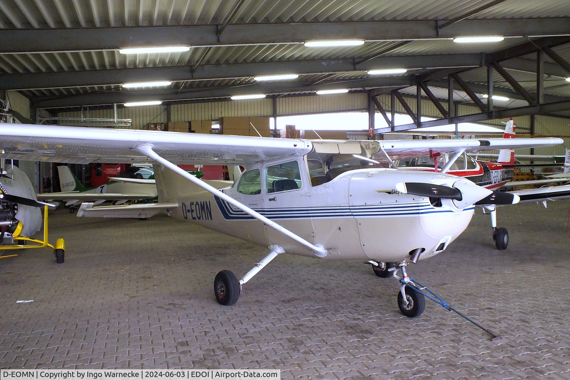 D-EOMN, Cessna 172P C/N 17276594, Cessna 172P at Bienenfarm airfield (home of part of the collection of Quax, association for the promotion of historic aircraft e.V.), Paulinenaue