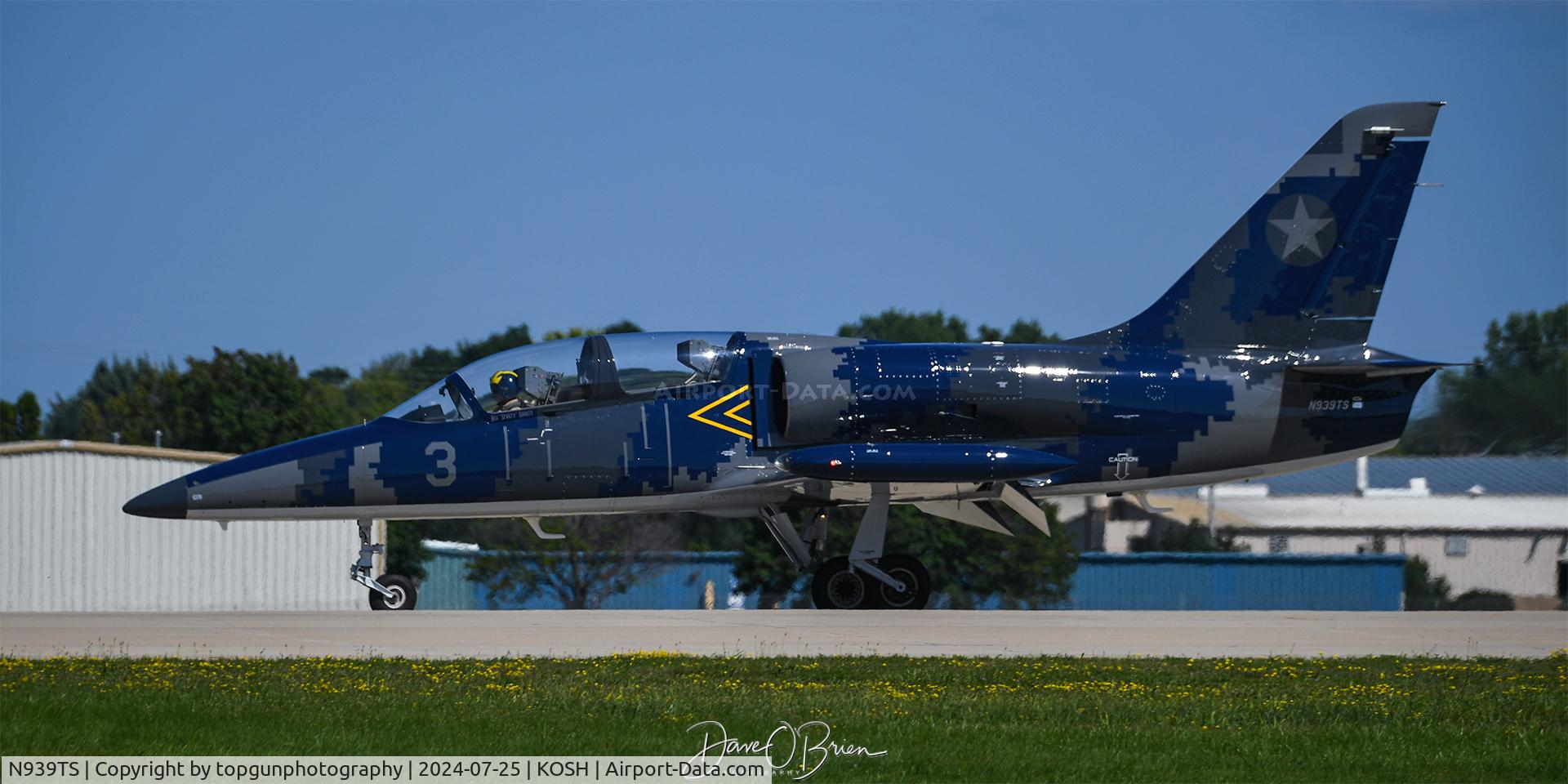 N939TS, 1983 Aero Vodochody L-39 C/N 332448, University of Michigan fan
