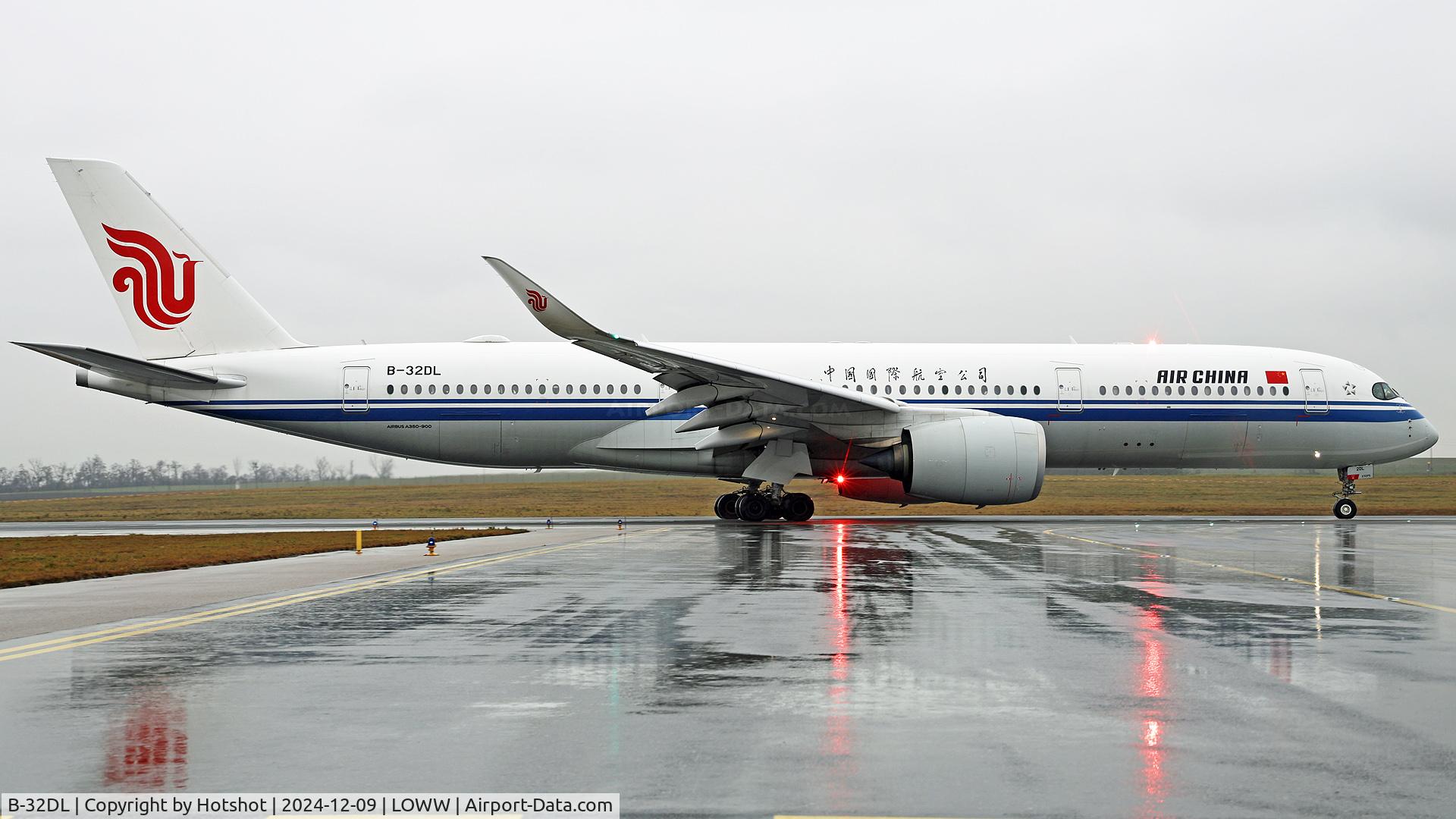 B-32DL, 2023 Airbus A350-941 C/N 0581, Starting the take-off roll from runway 29