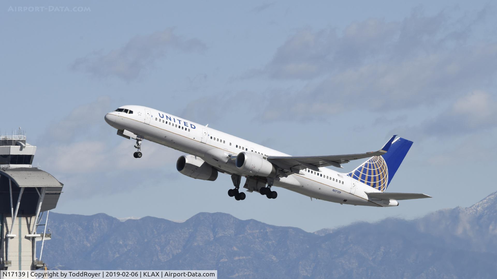 N17139, 2000 Boeing 757-224 C/N 30352, Departing LAX on 25R
