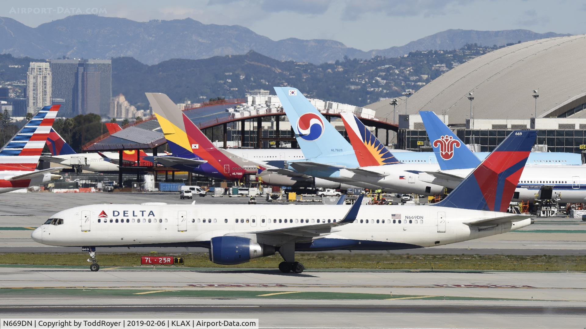 N669DN, 1991 Boeing 757-232 C/N 25142, Arrived at LAX on 25L