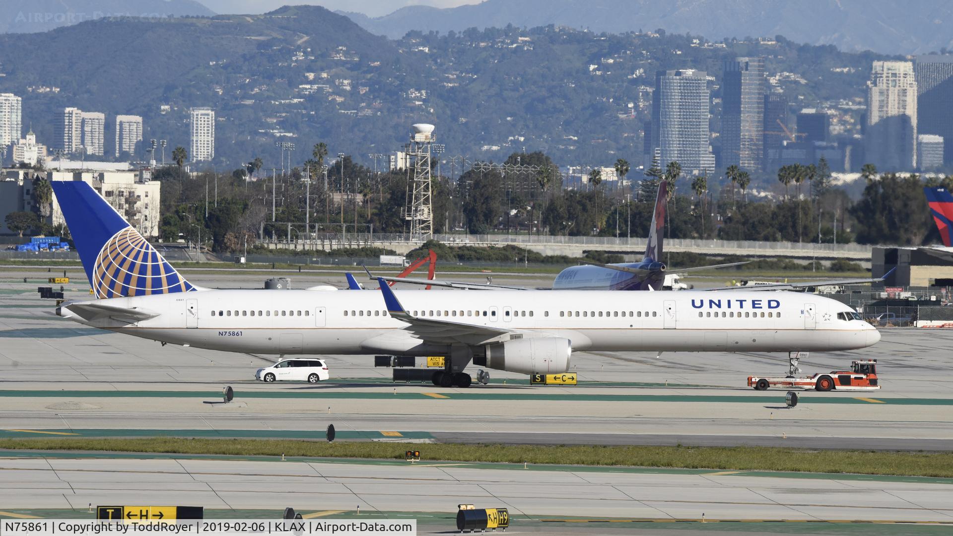 N75861, 2001 Boeing 757-33N C/N 32585, Taxiing to gate at LAX