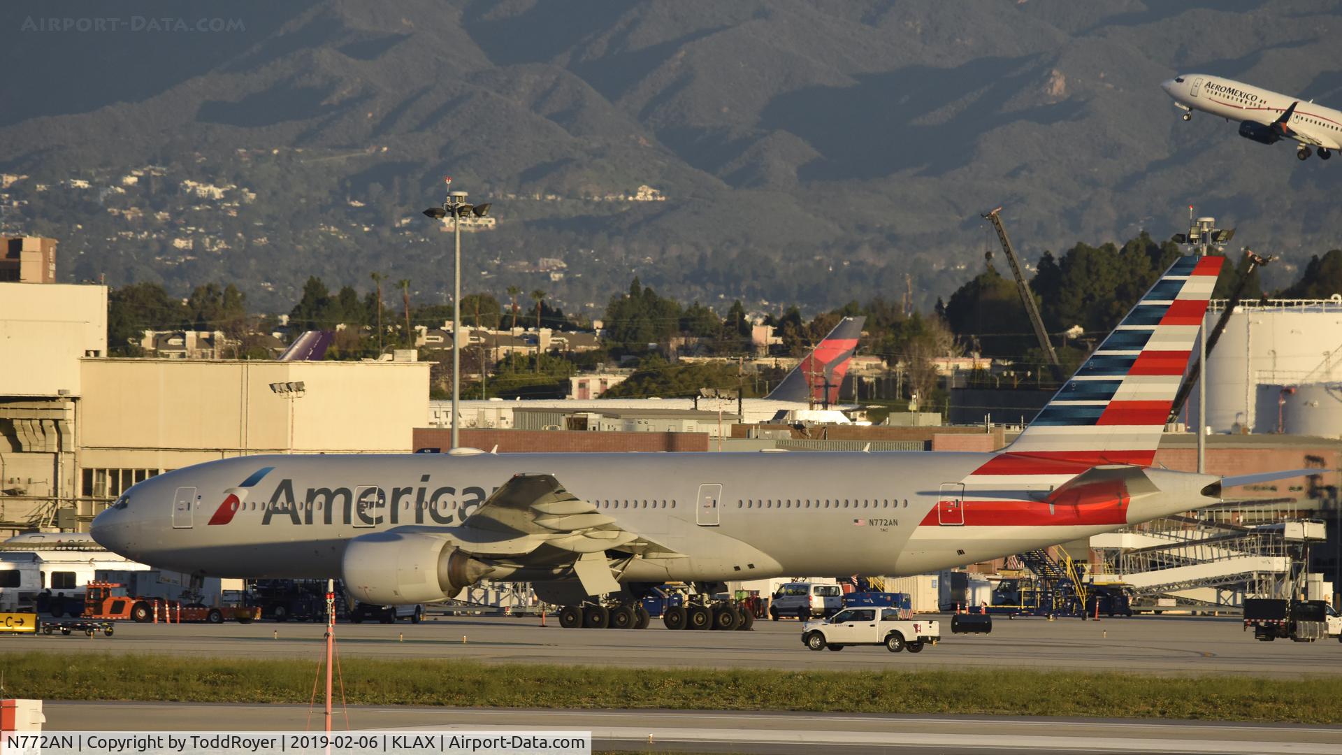 N772AN, 1999 Boeing 777-223 C/N 29580, Parked at LAX