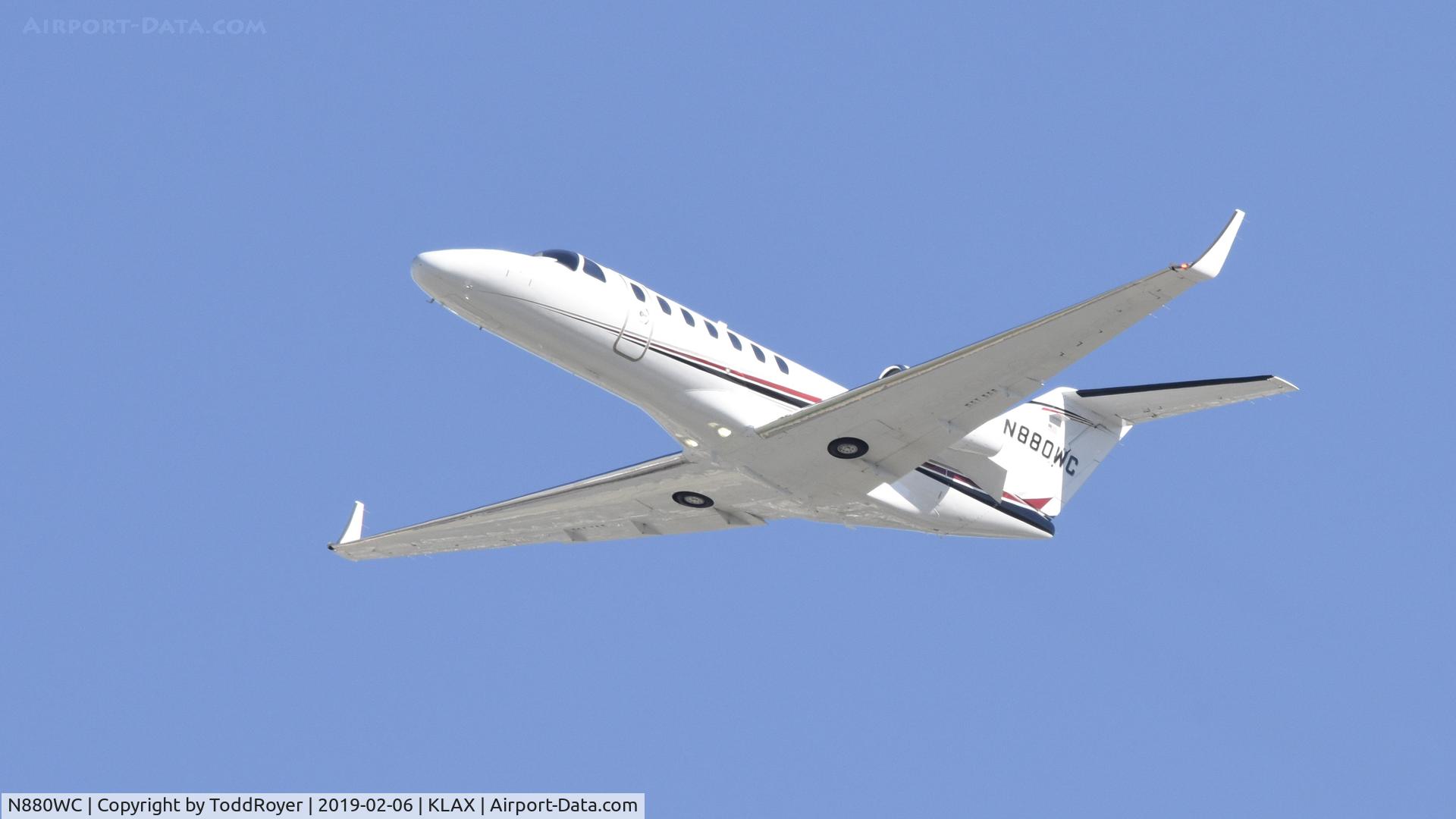 N880WC, 2015 Cessna 525 Citation M2 C/N 525-0885, Departing LAX on 25R