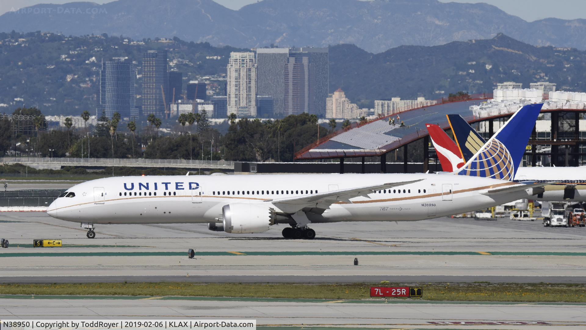 N38950, 2014 Boeing 787-9 Dreamliner Dreamliner C/N 36401, Taxiing for departure at LAX