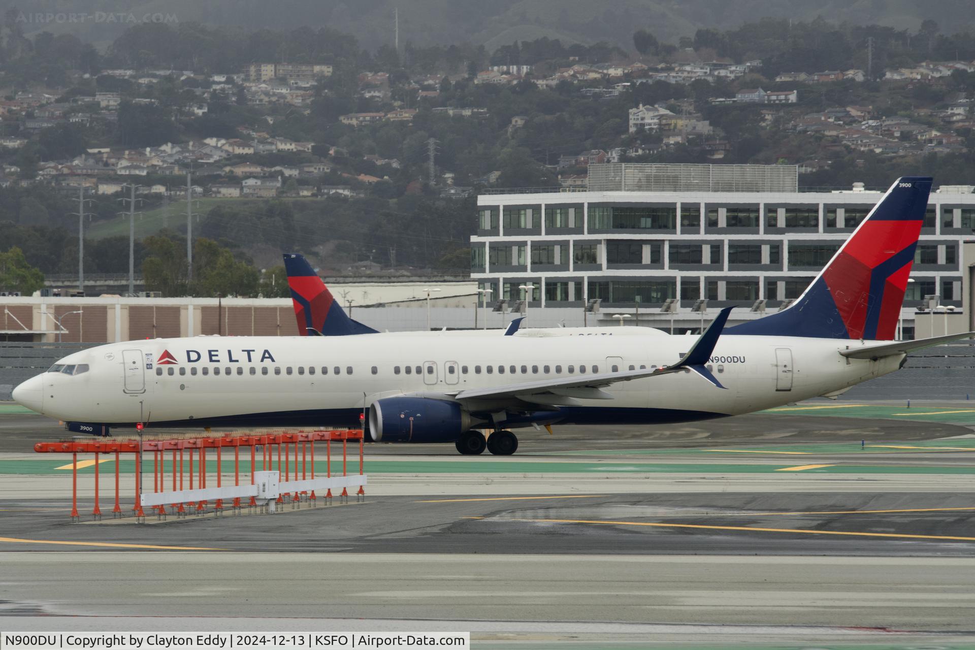 N900DU, 2018 Boeing 737-932 C/N 62779, SFO 2024