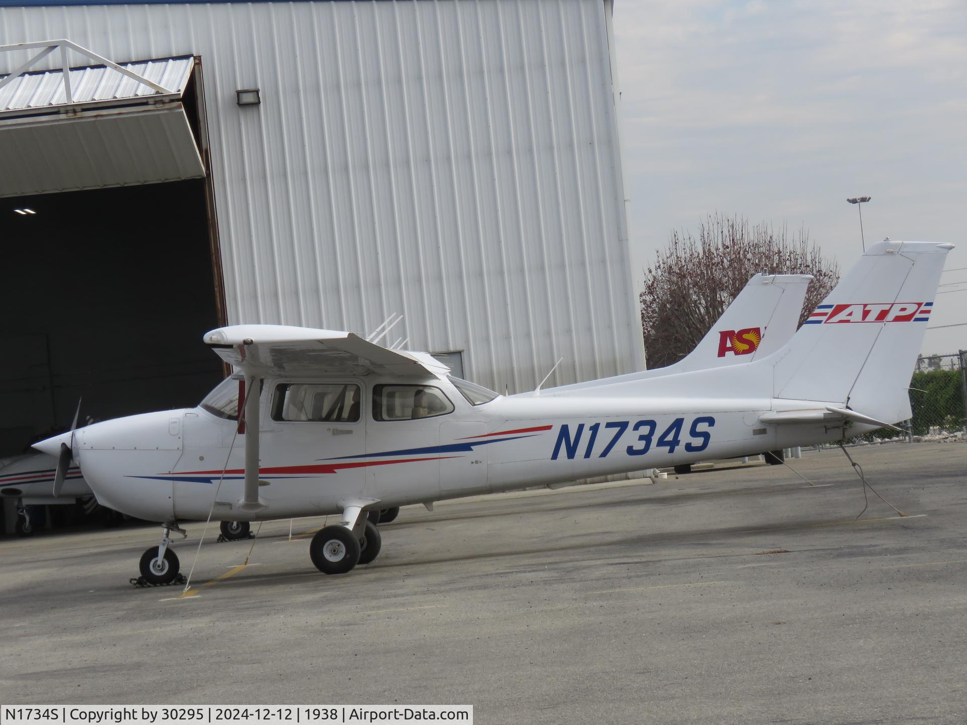 N1734S, 2019 Textron Aviation (Cessna) 172S C/N 172S12285, Parked