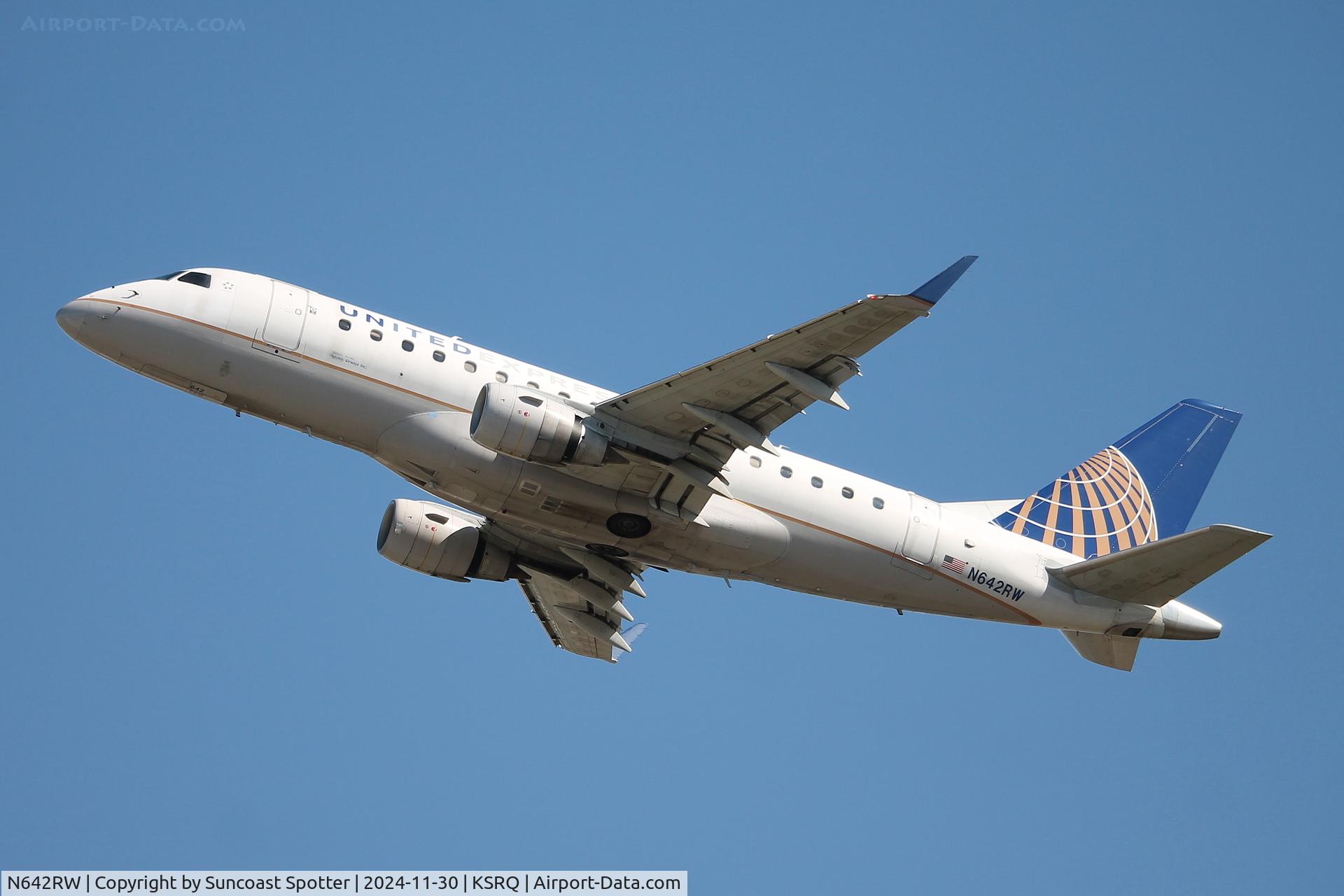 N642RW, 2004 Embraer 170SE (ERJ-170-100SE) C/N 17000063, United Flight 3573 operated by Republic departs Runway 32 at Sarasota-Bradenton International Airport enroute to Newark-Liberty International Airport