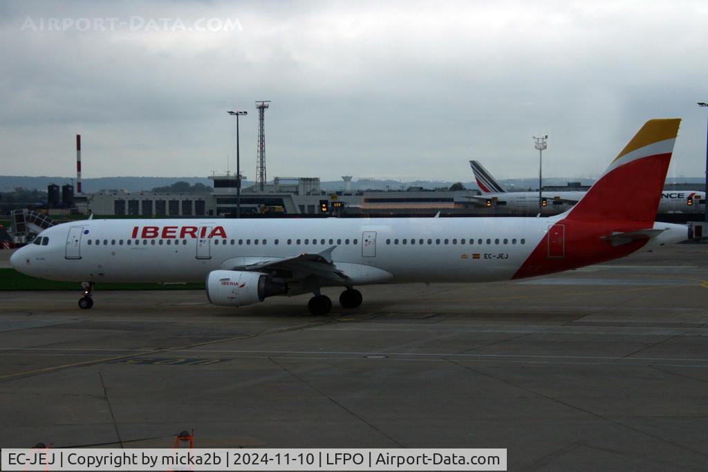 EC-JEJ, 2005 Airbus A321-211 C/N 2381, Taxiing, new livery