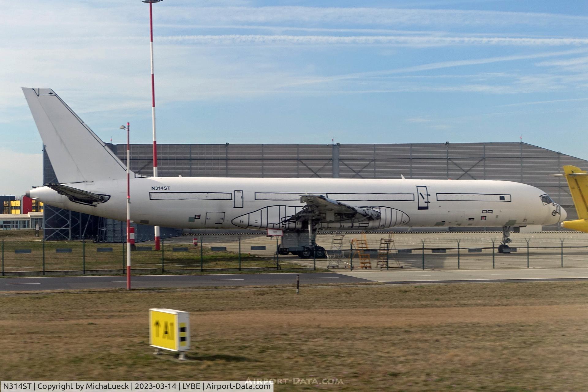 N314ST, 1985 Boeing 757-225 C/N 22211, Stored at Budapest