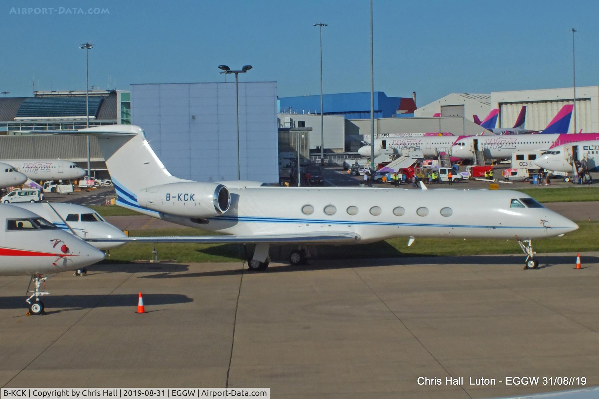 B-KCK, 2009 Gulfstream Aerospace GV-SP (G550) C/N 5228, Luton