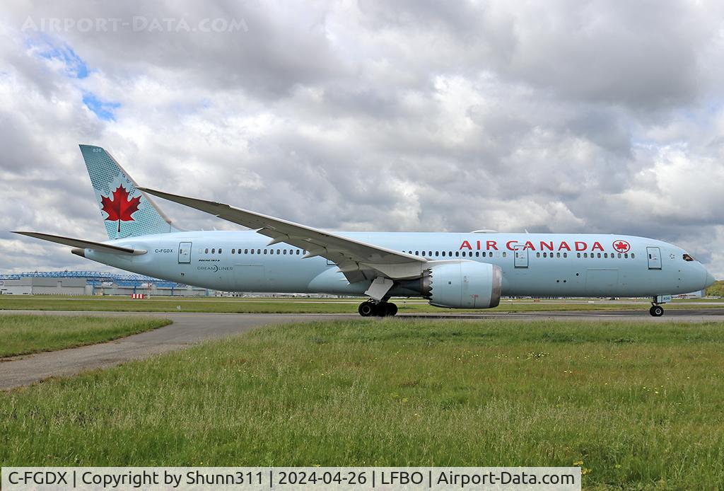 C-FGDX, 2016 Boeing 787-9 Dreamliner C/N 35269, Taxiing holding point rwy 14L for departure... old c/s