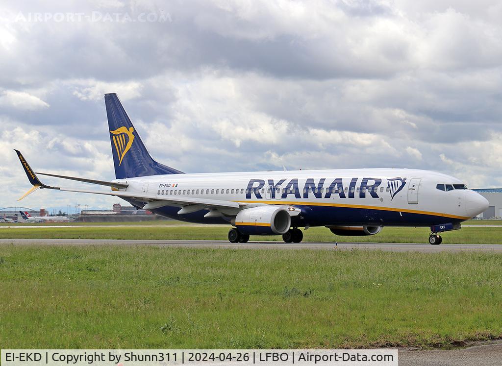 EI-EKD, 2010 Boeing 737-8AS C/N 35024, Taxiing holding point rwy 14L for departure...