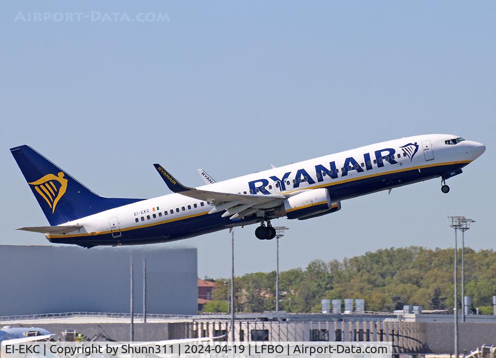 EI-EKC, 2009 Boeing 737-8AS C/N 38495, Taking off from rwy 32L