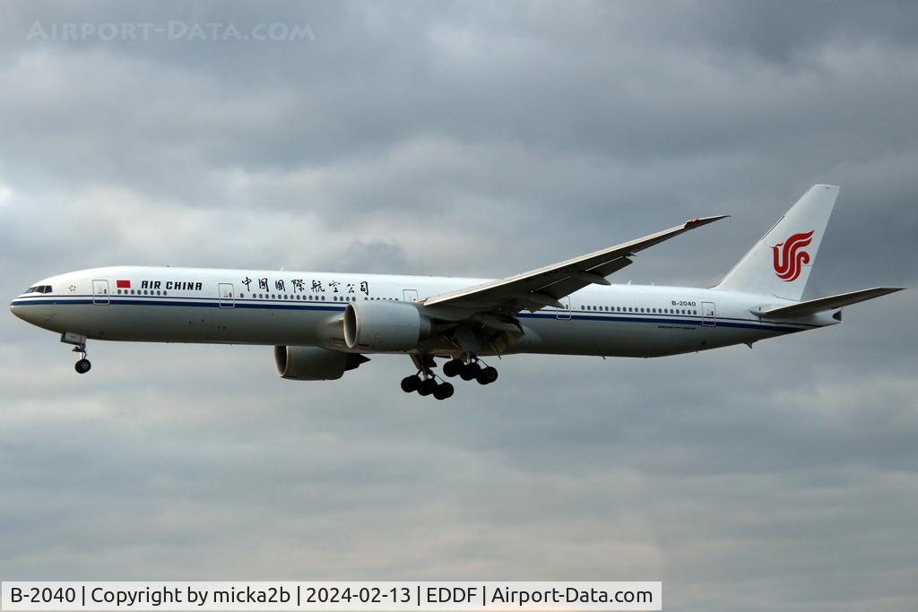 B-2040, 2013 Boeing 777-39L/ER C/N 38680, Landing