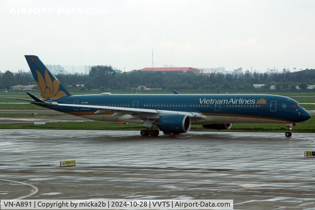 VN-A891, 2016 Airbus A350-941 C/N 67, Taxiing