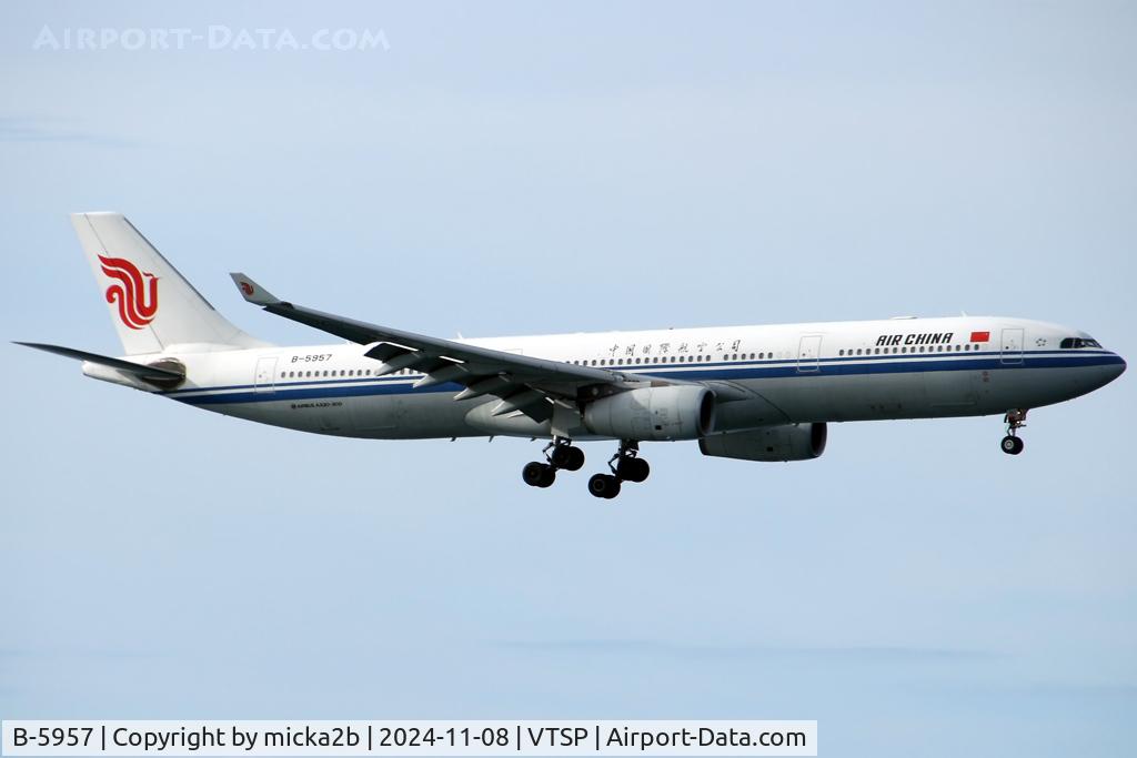 B-5957, 2014 Airbus A330-343 C/N 1570, Landing