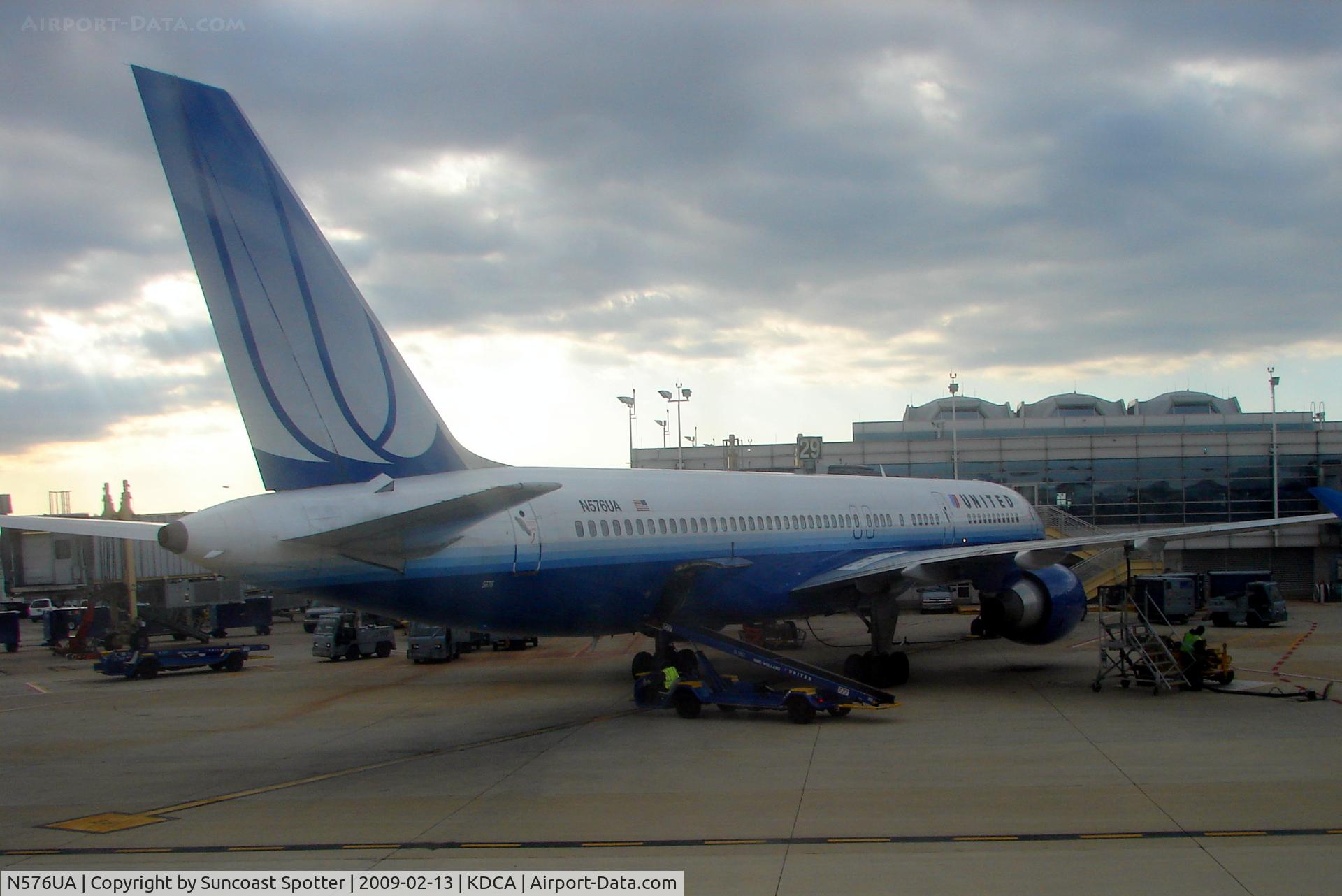 N576UA, 1993 Boeing 757-222 C/N 26690, United 757 at the gate at Reagan National Airport