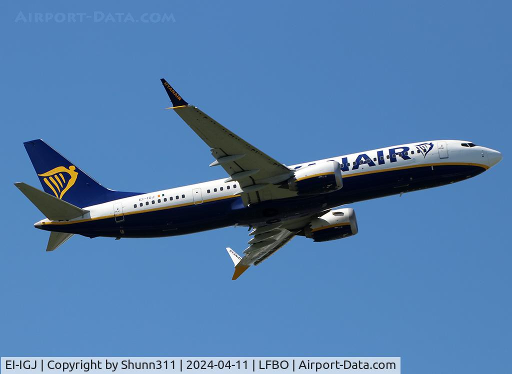 EI-IGJ, 2023 Boeing 737-8-200 MAX C/N 62352, Climbing after take off from rwy 32R
