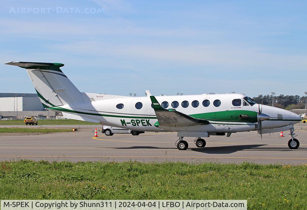 M-SPEK, 2013 Beech B300 (B350i) King Air King Air C/N FL-959, Taxiing holding point rwy 14L for departure...