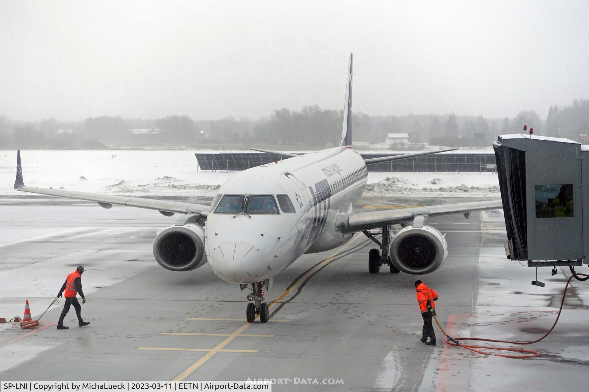 SP-LNI, 2008 Embraer 195LR (ERJ-190-200LR) C/N 19000240, A snowy arrival in Tallinn