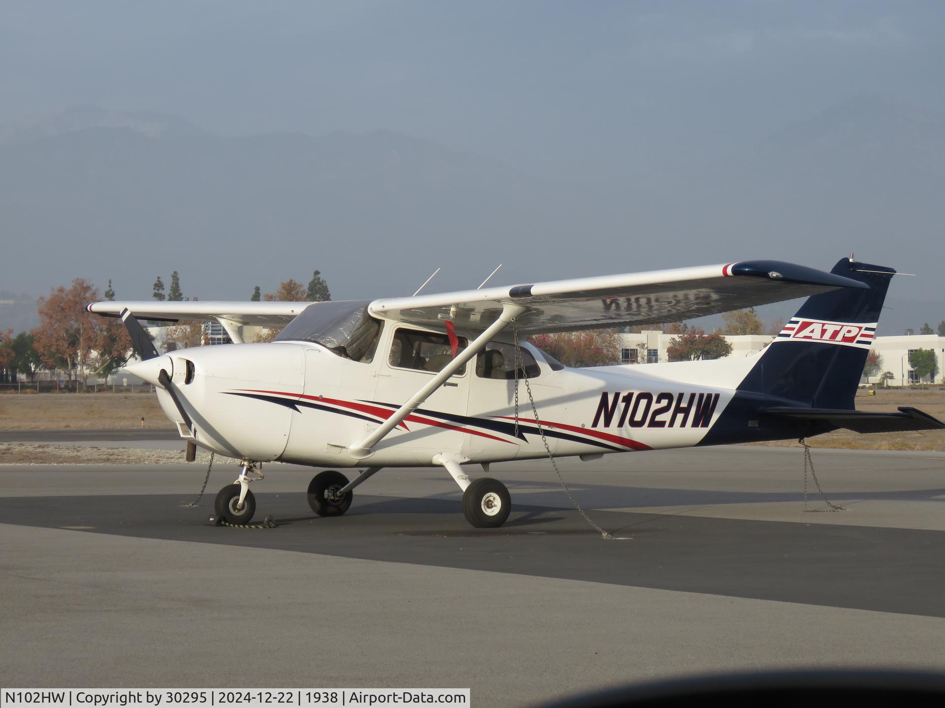 N102HW, 2001 Cessna 172R C/N 17281058, Parked