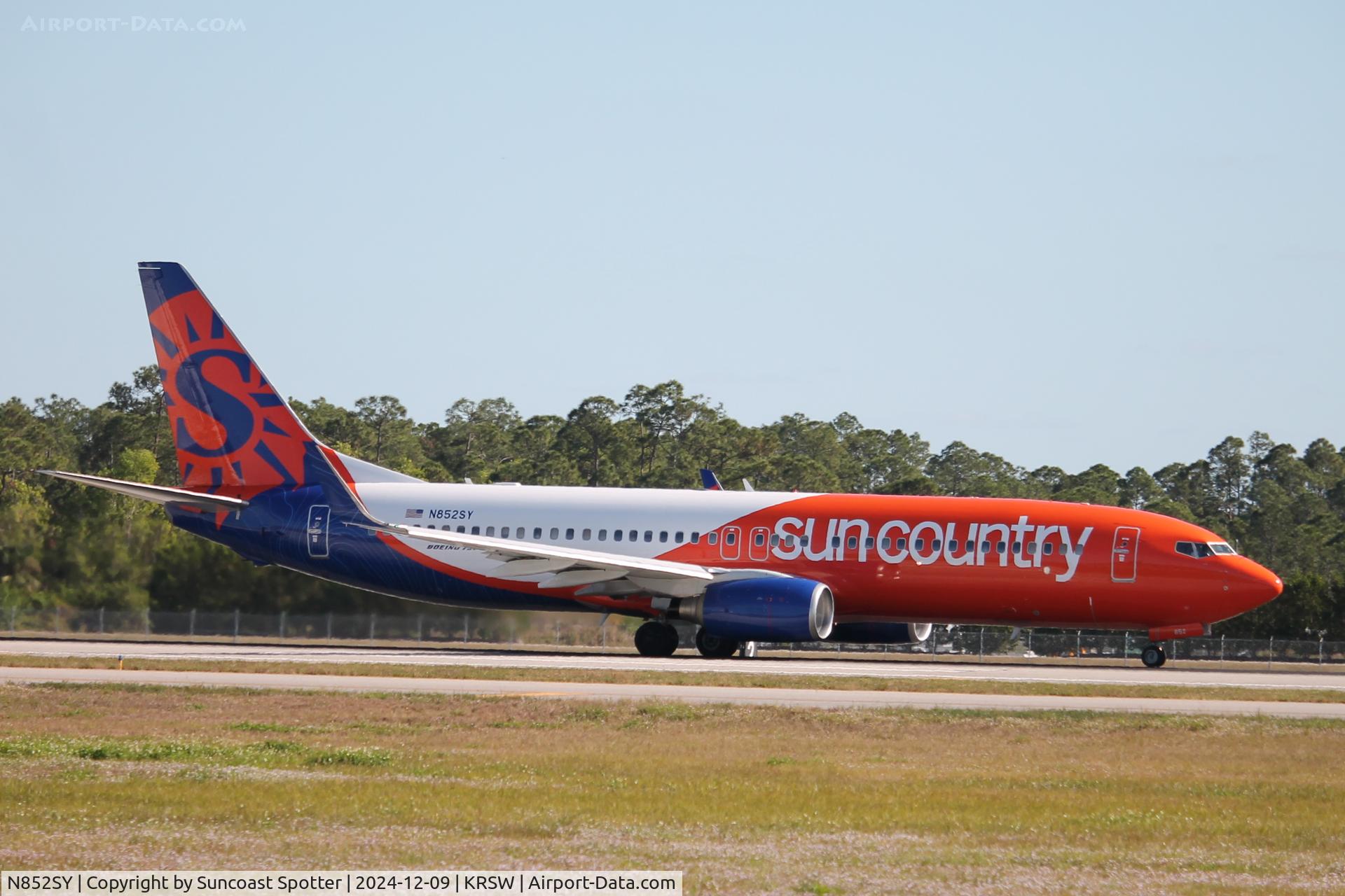 N852SY, 2010 Boeing 737-89M C/N 40910, Sun Country Flight 384 departs Runway 24 at Southwest Florida International Airport enroute to Minneapolis/St Paul International Airport