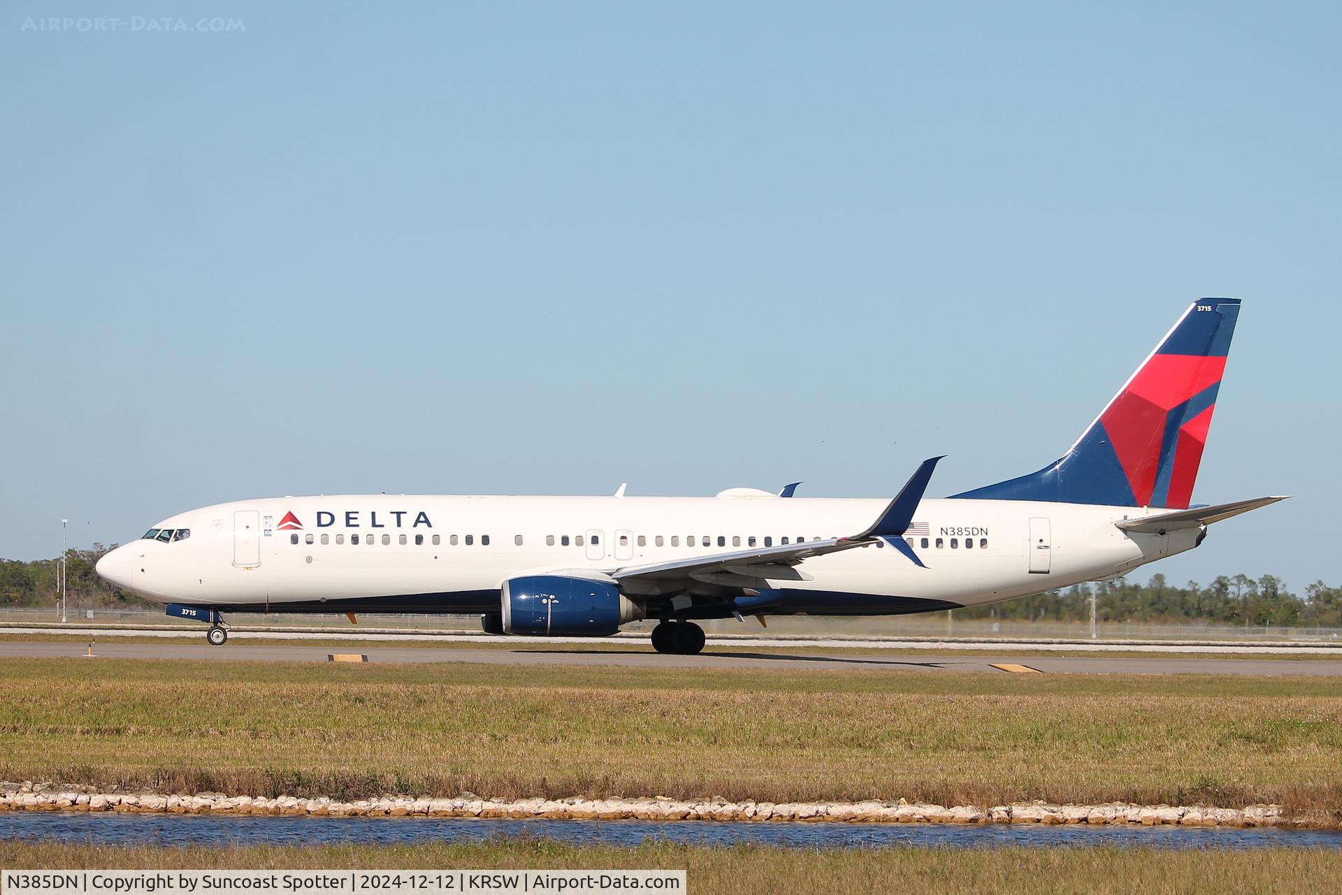 N385DN, 1999 Boeing 737-832 C/N 30348, Delta Flight 379 taxis at Southwest Florida International Airport prior to flight to LaGuardia Airport