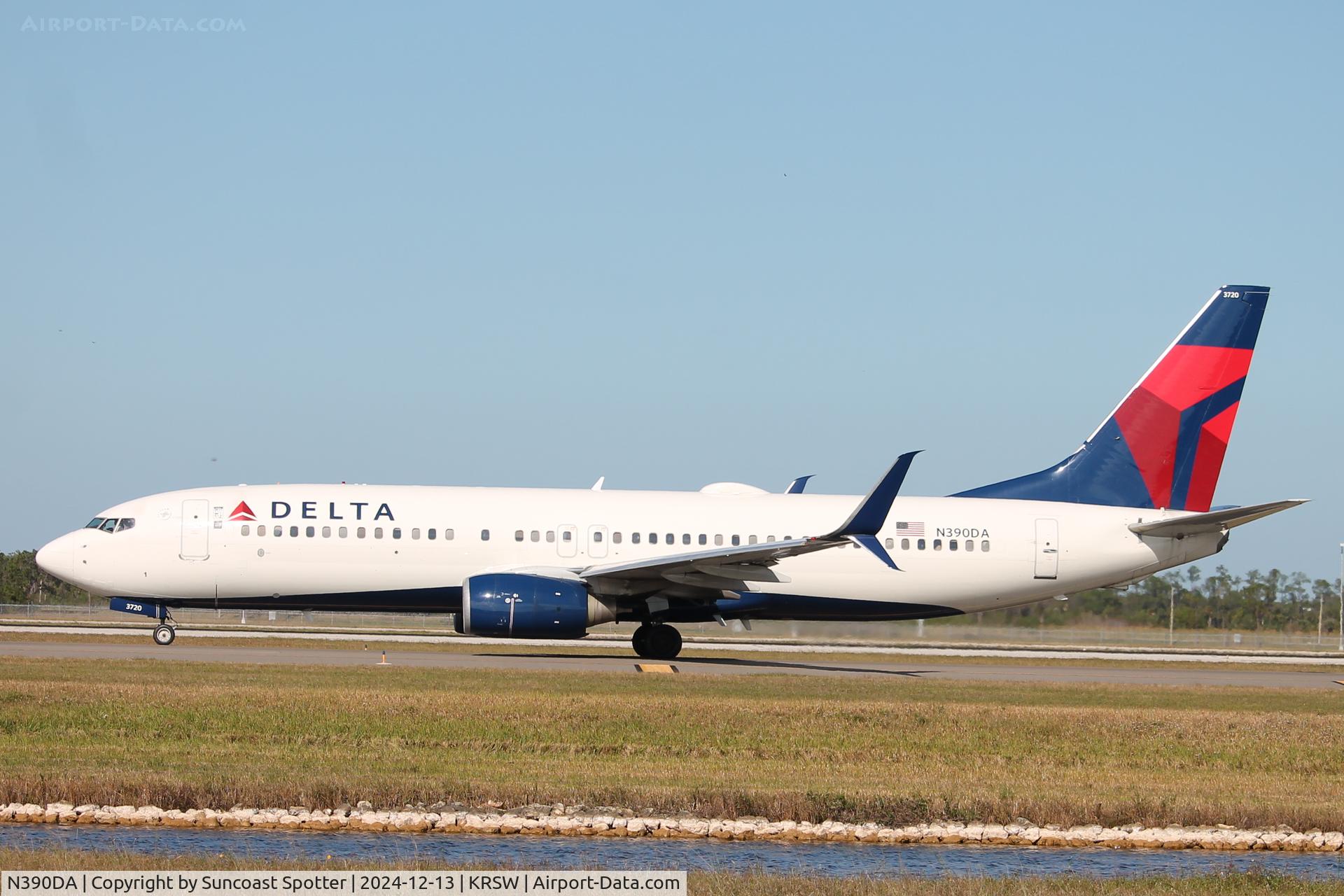 N390DA, 2000 Boeing 737-832 C/N 30536, Delta Flight 379 taxis at Southwest Florida International Airport prior to flight to LaGuardia Airport