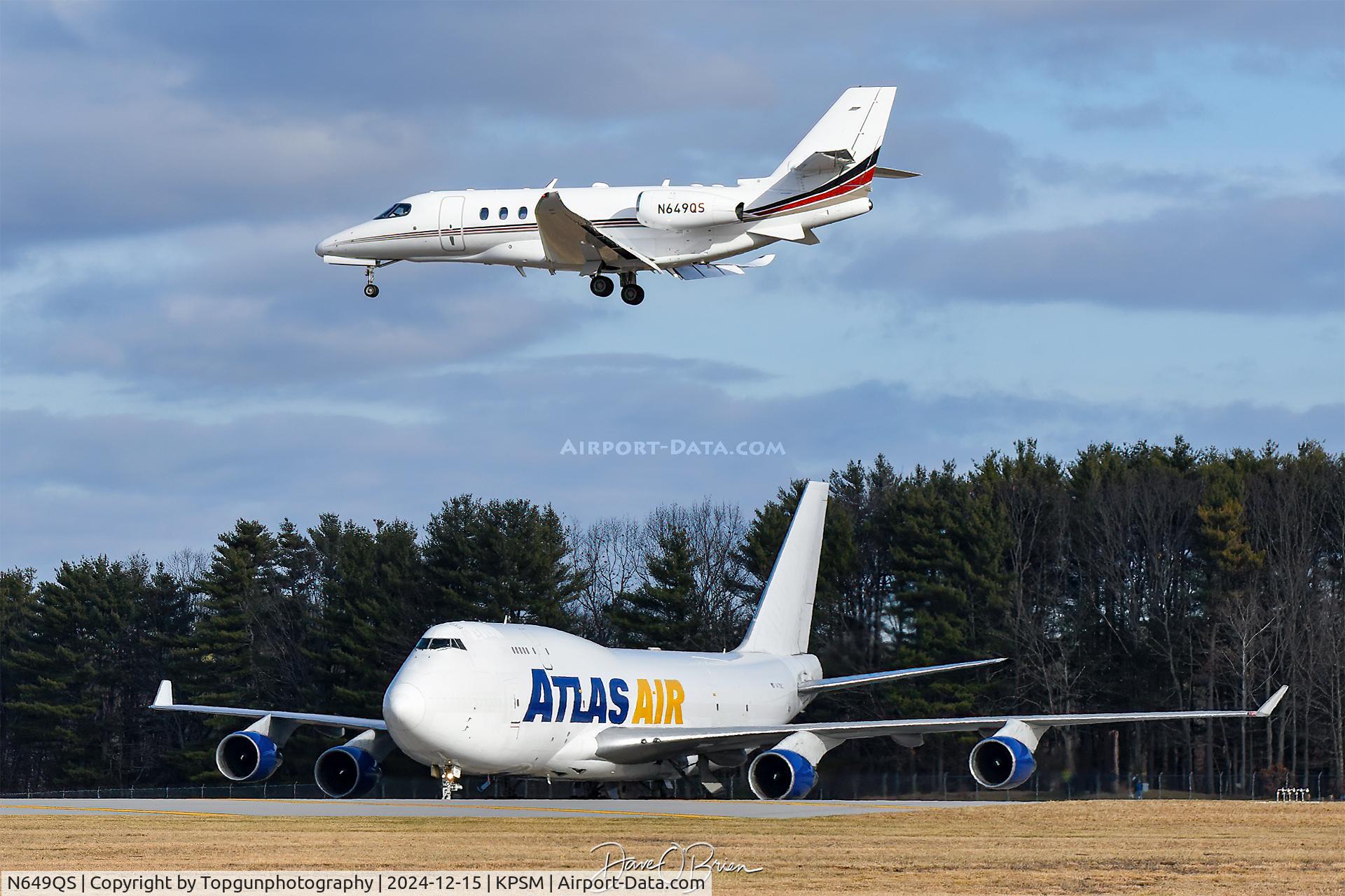 N649QS, 2019 Cessna 680A Citation Latitude C/N 680A0195, landings RW34 while Atlas 747 holds short