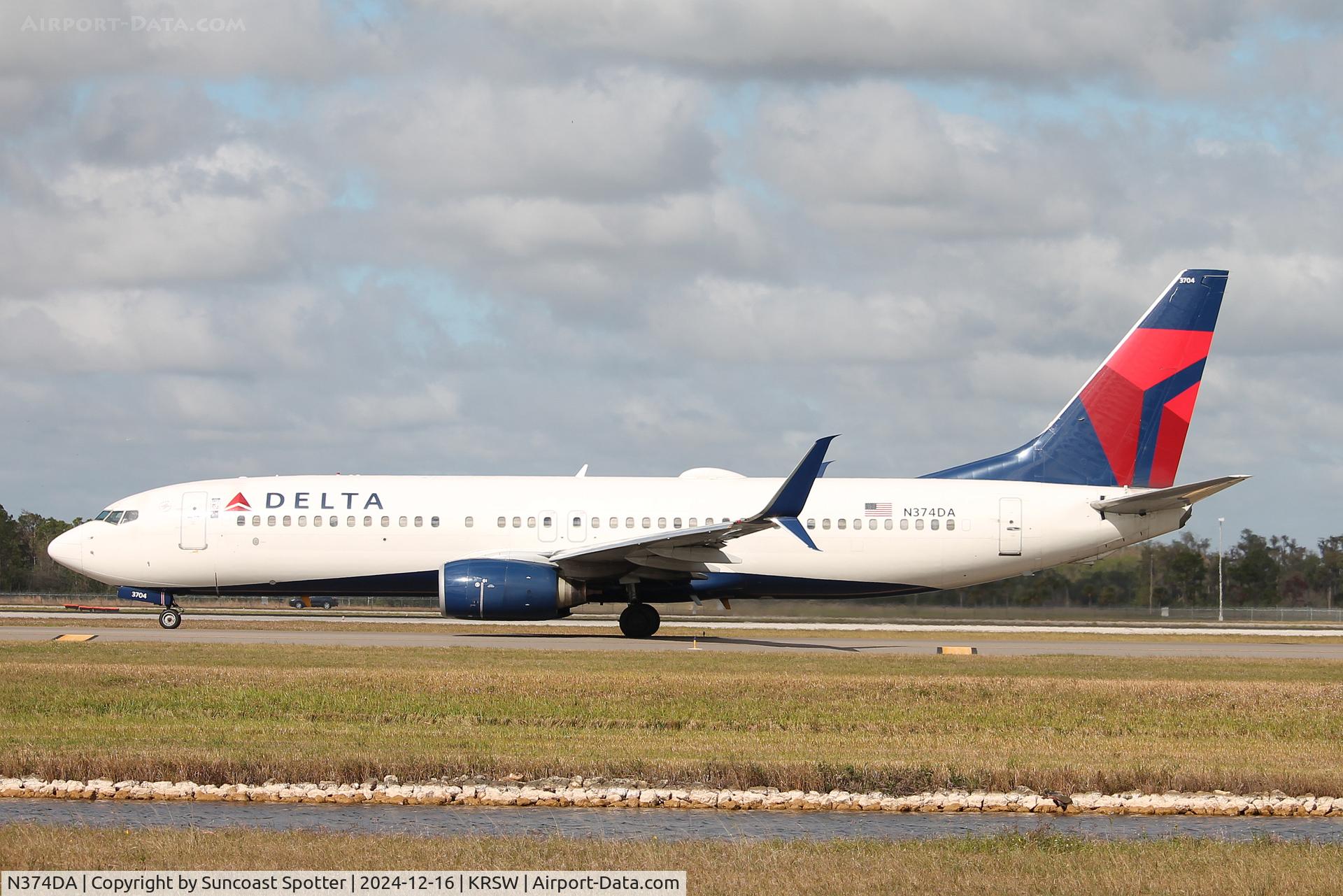 N374DA, 1998 Boeing 737-832 C/N 29622, Delta Flight 379 taxis at Southwest Florida International Airport prior to flight to LaGuardia Airport