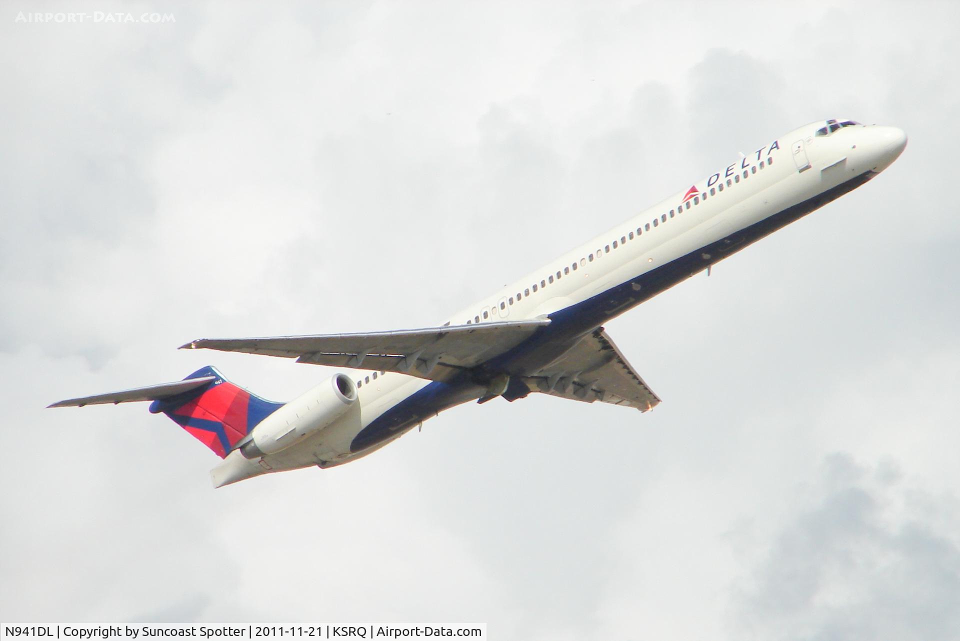 N941DL, 1989 McDonnell Douglas MD-88 C/N 49814, Delta MD-88 departing Runway 14 at Sarasota Bradenton International Airport