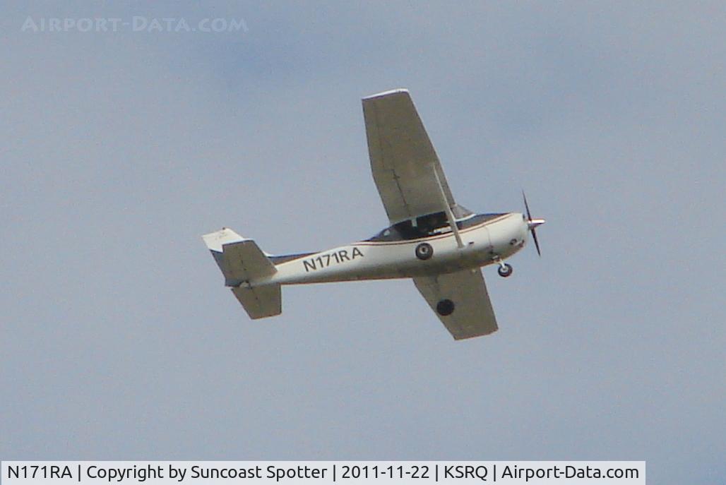 N171RA, 1999 Cessna 172S C/N 172S8237, Cessna 172S departs Runway 14 at Sarasota-Bradenton International Airport