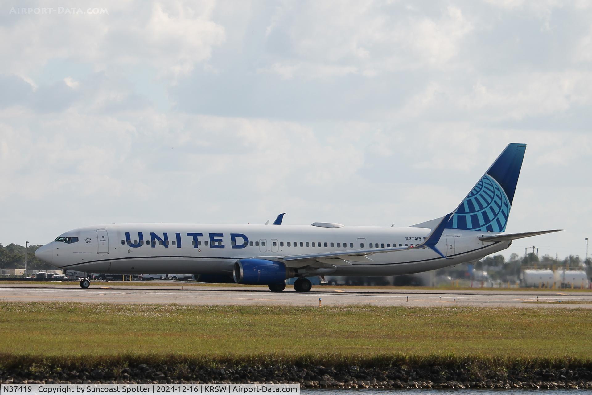 N37419, 2008 Boeing 737-924/ER C/N 31666, United Flight 1285 departs Runway 6 at Southwest Florida International Airport prior to flight to Houston-Bush Intercontinental Airport
