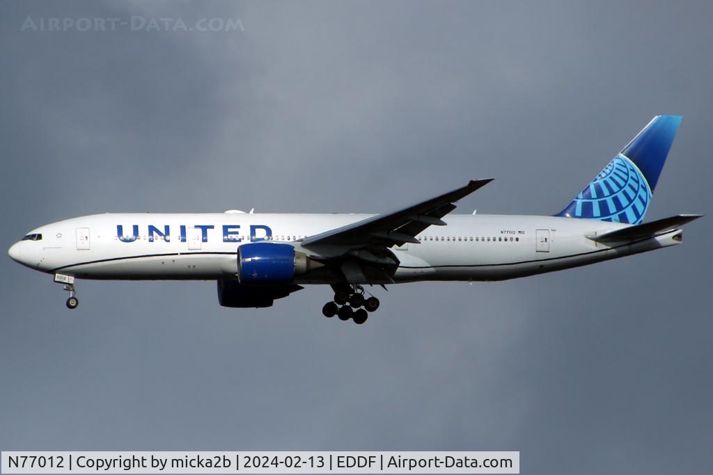 N77012, 1999 Boeing 777-224 C/N 29860, Landing